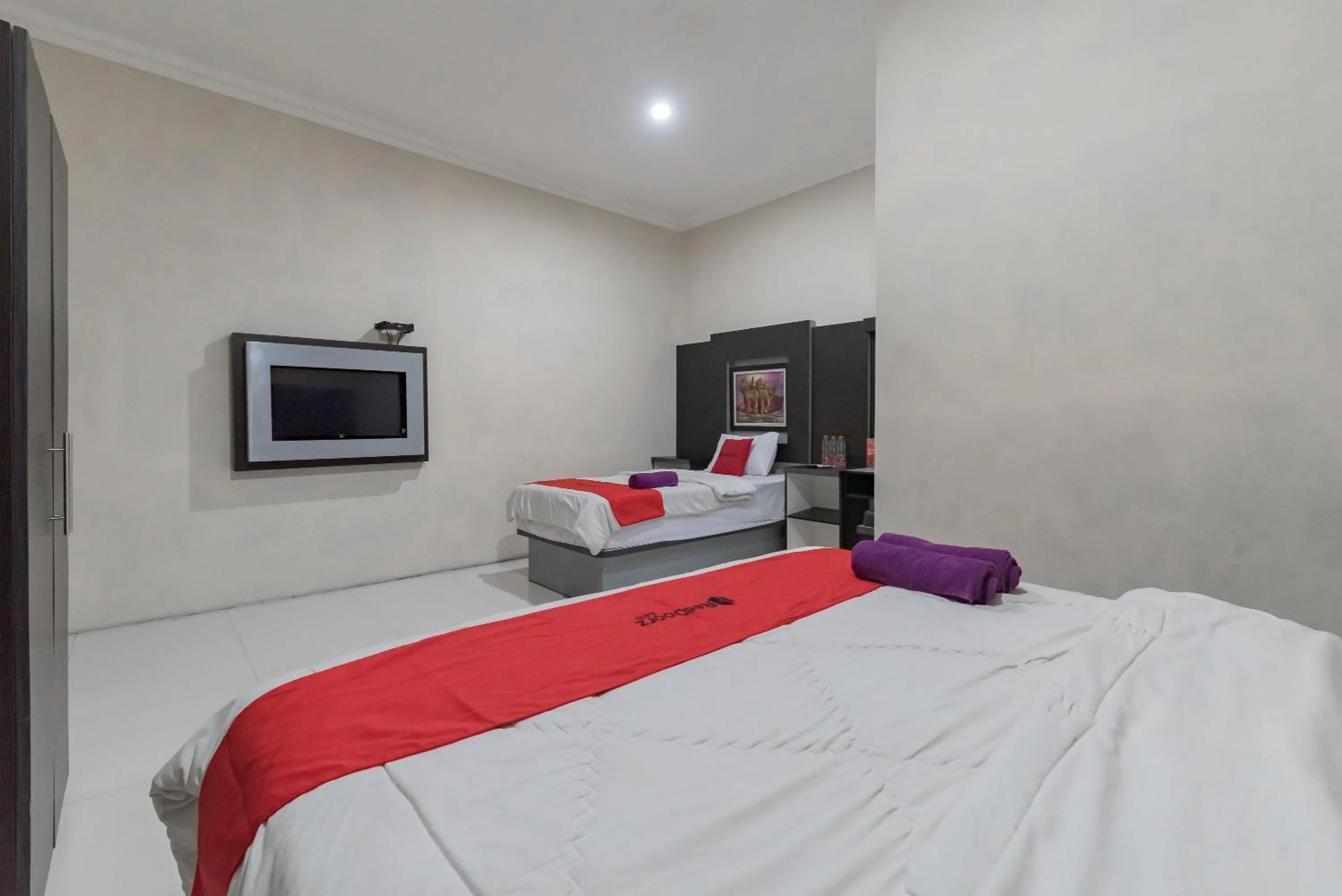 Bed in RedDoorz Resort Premium @ Sangkan Hurip Kuningan