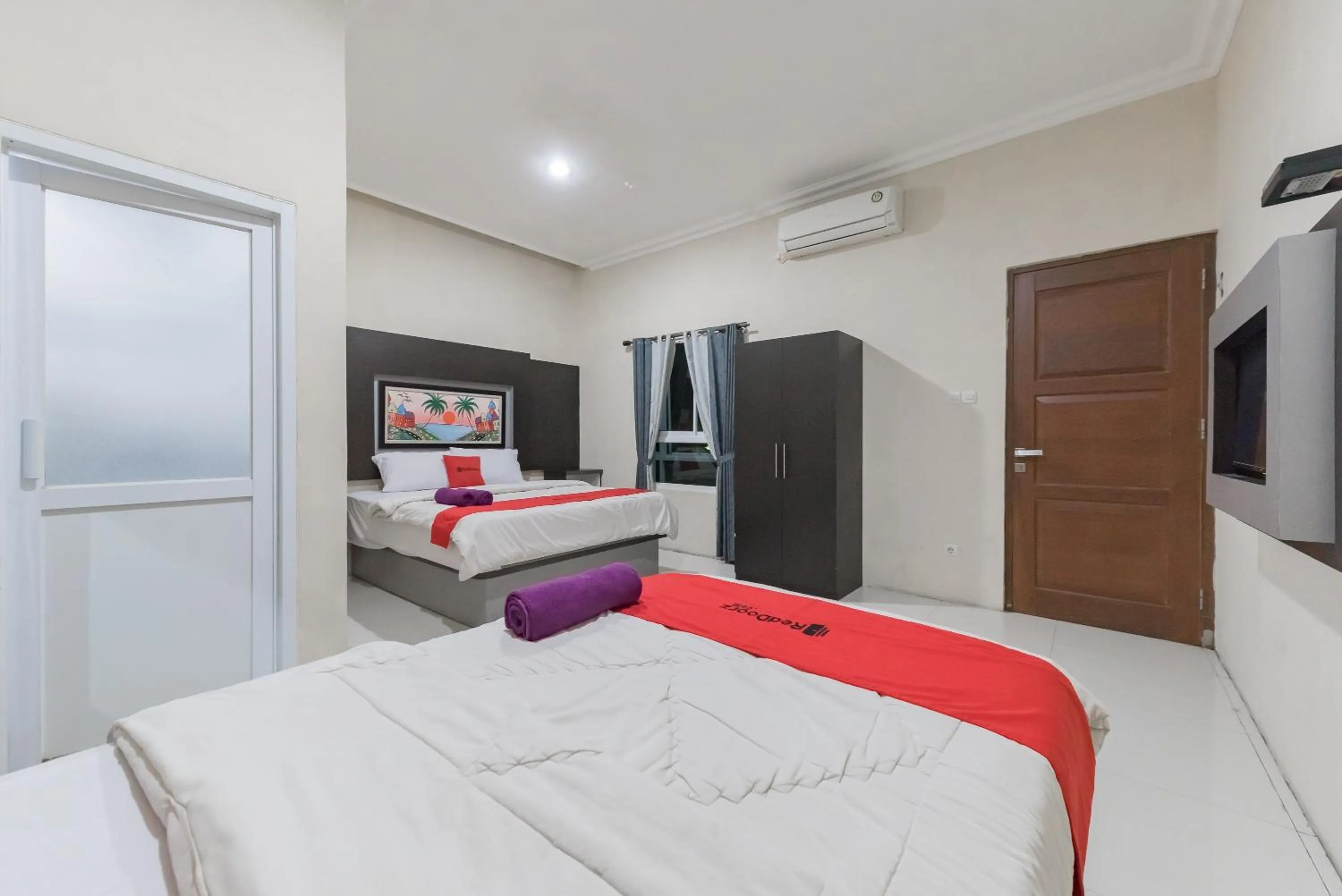 Bed in RedDoorz Resort Premium @ Sangkan Hurip Kuningan