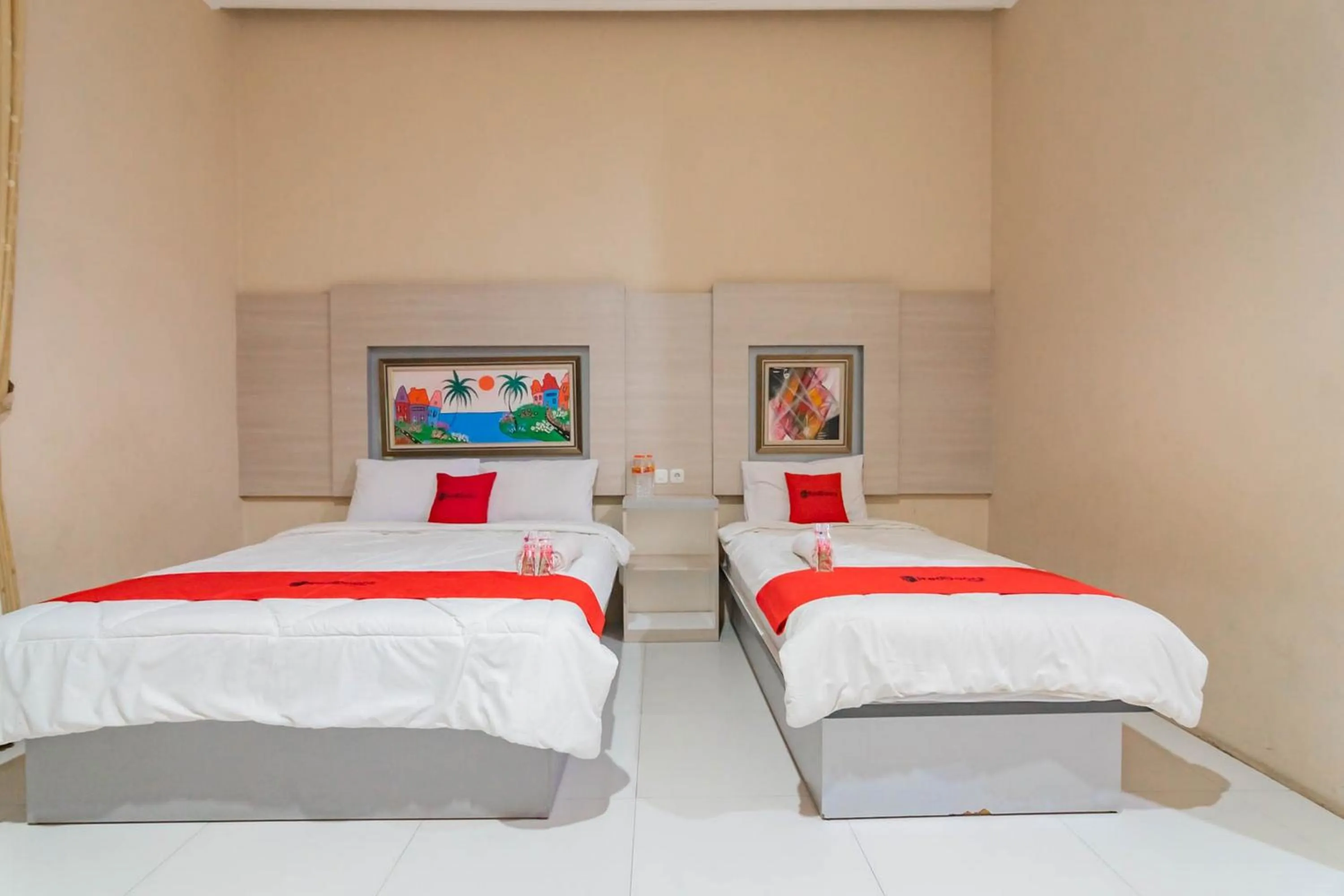 Bed in RedDoorz Resort Premium @ Sangkan Hurip Kuningan