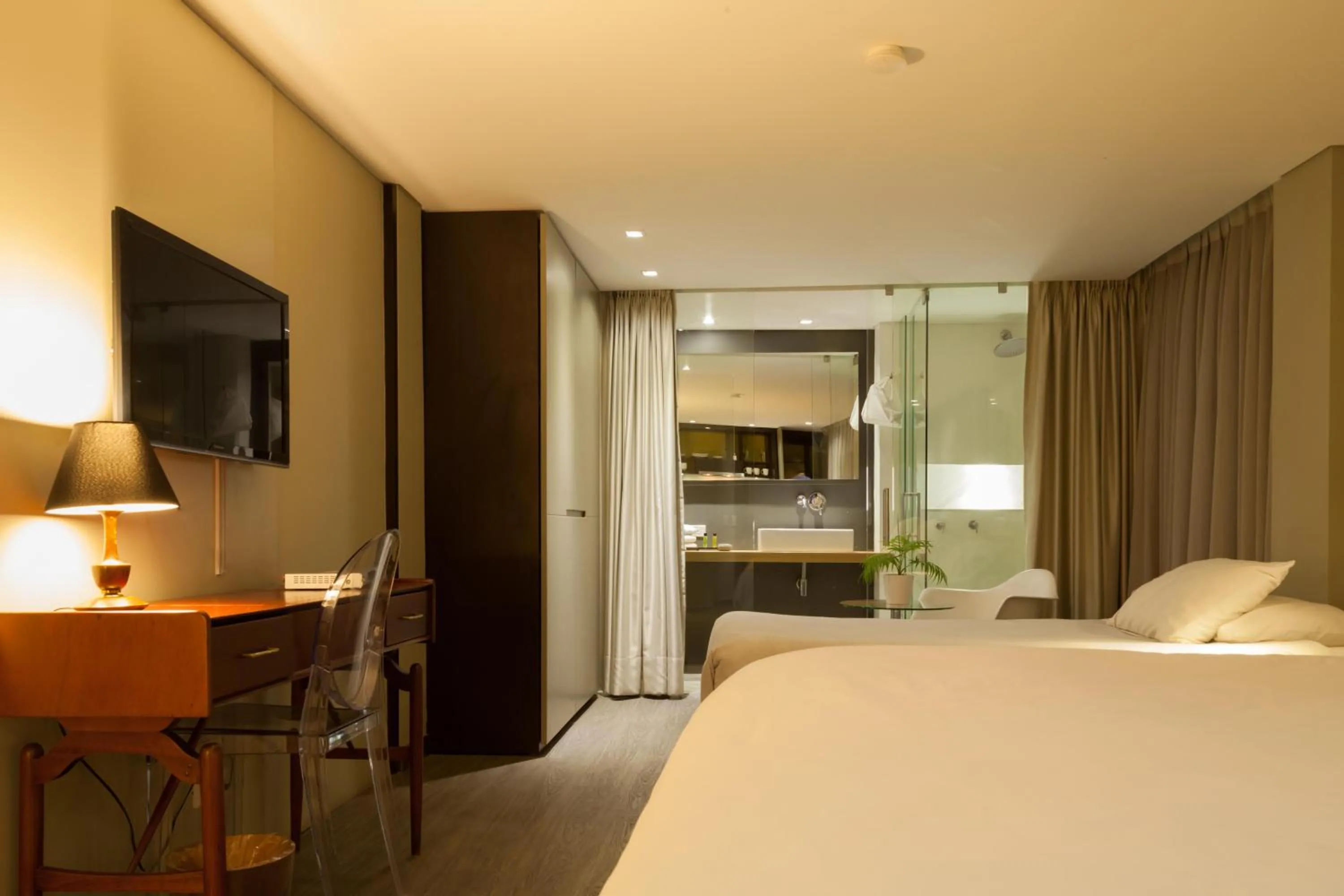 Photo of the whole room, Bed in The Grace Hotel