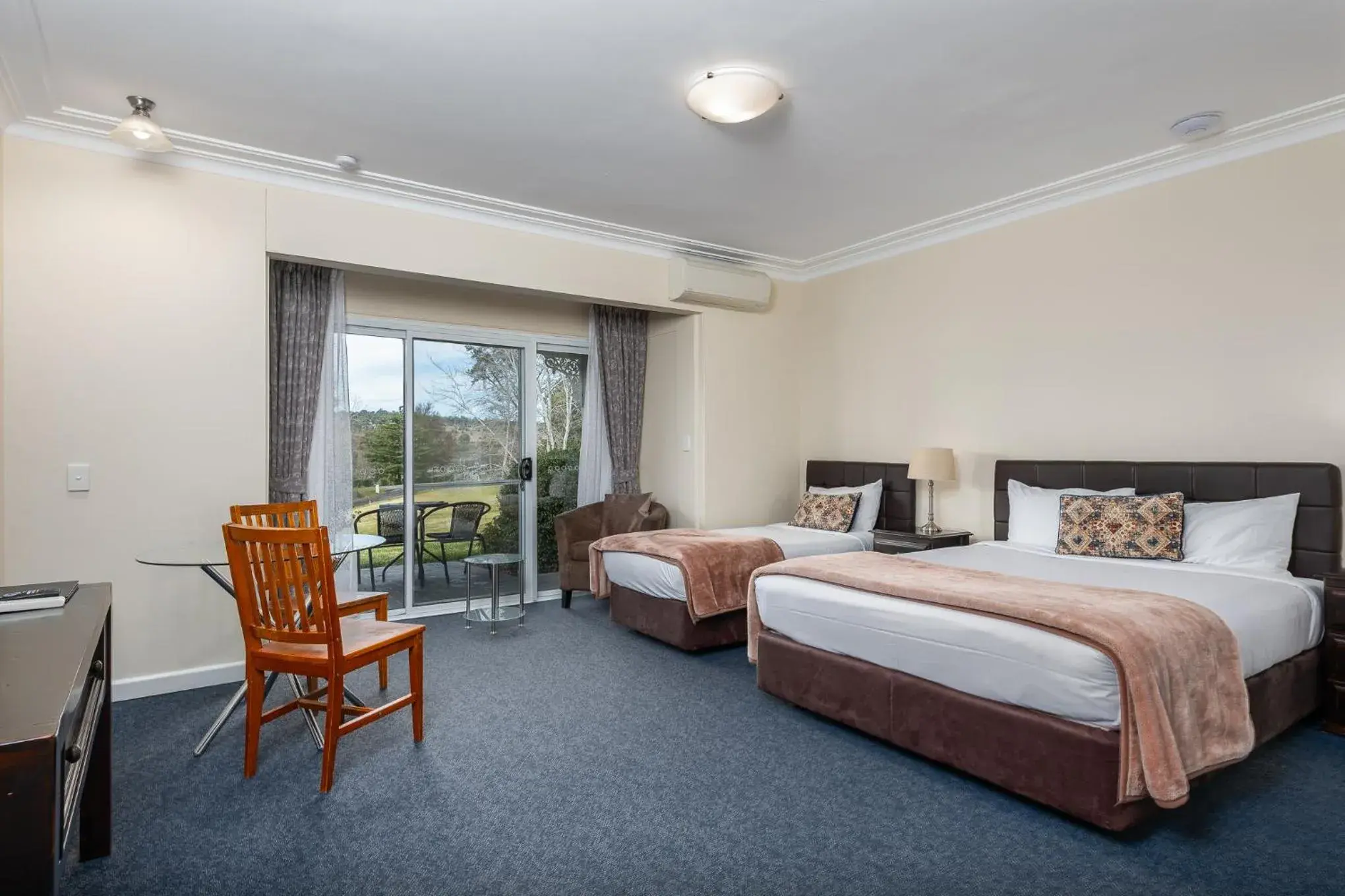 Deluxe Twin Suite in Moore Park Inn Deluxe Twin Suite in Moore Park Inn