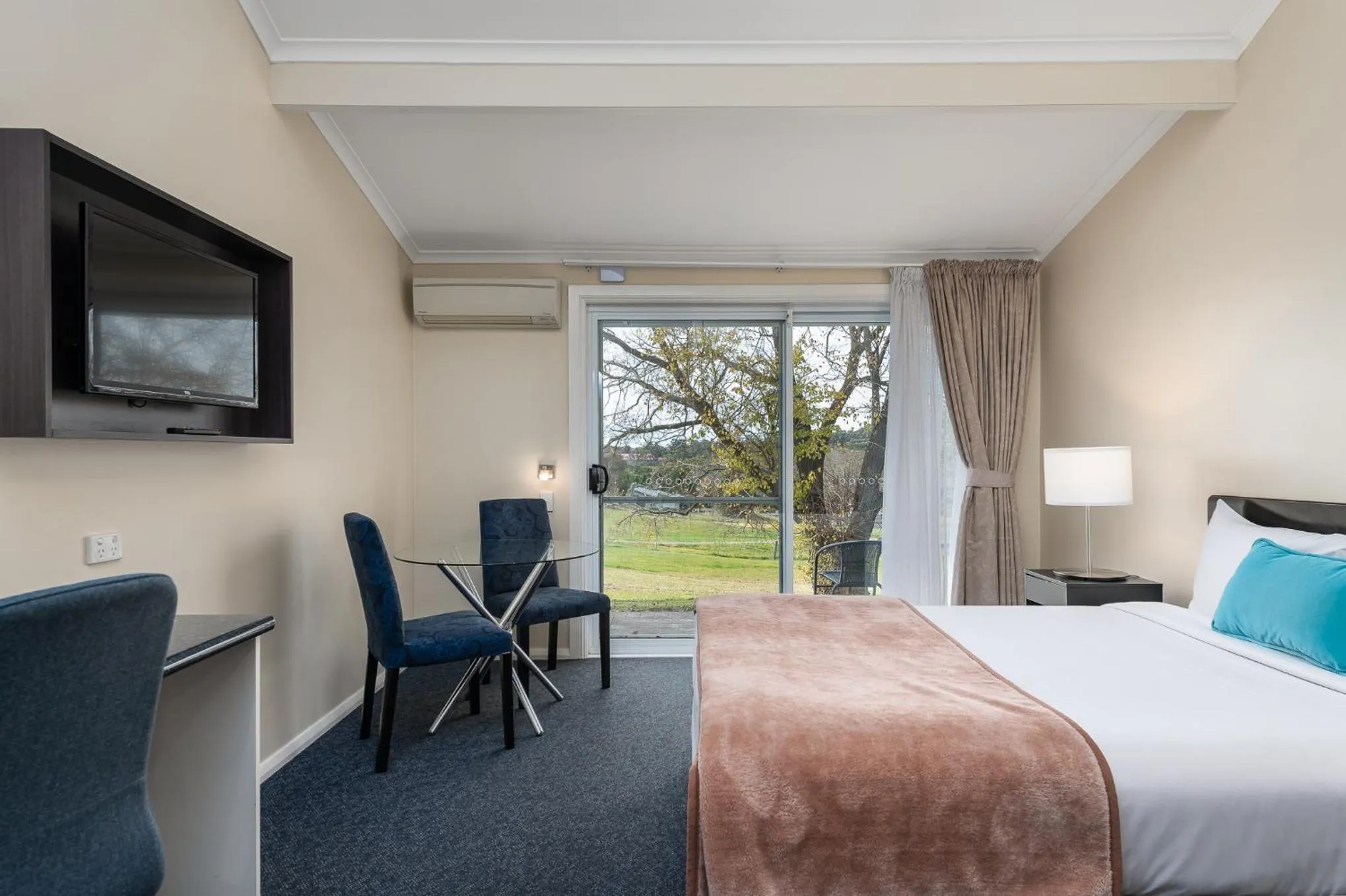 Bedroom, Bed in Moore Park Inn