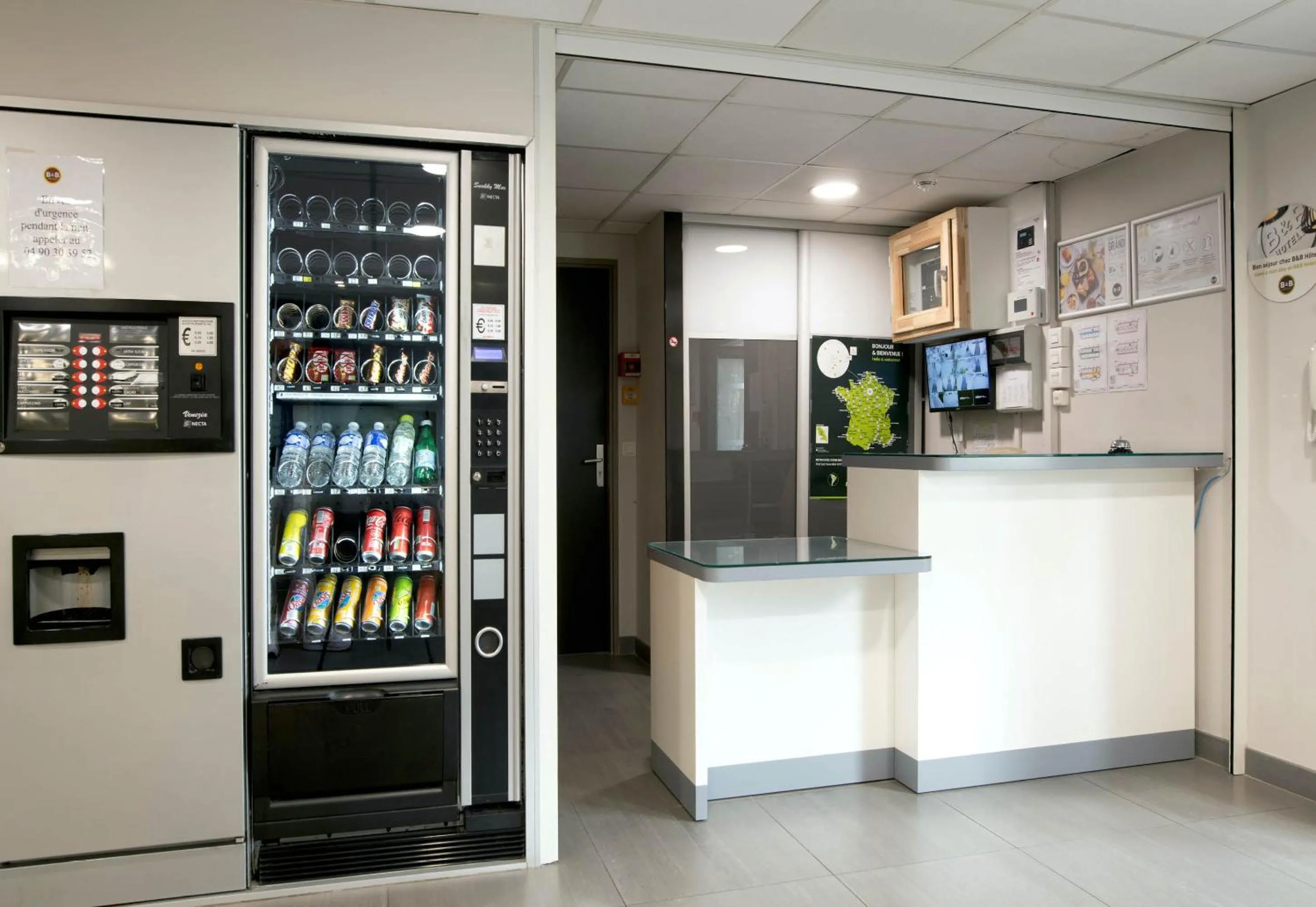 Lobby or reception in B&B HOTEL Bollène