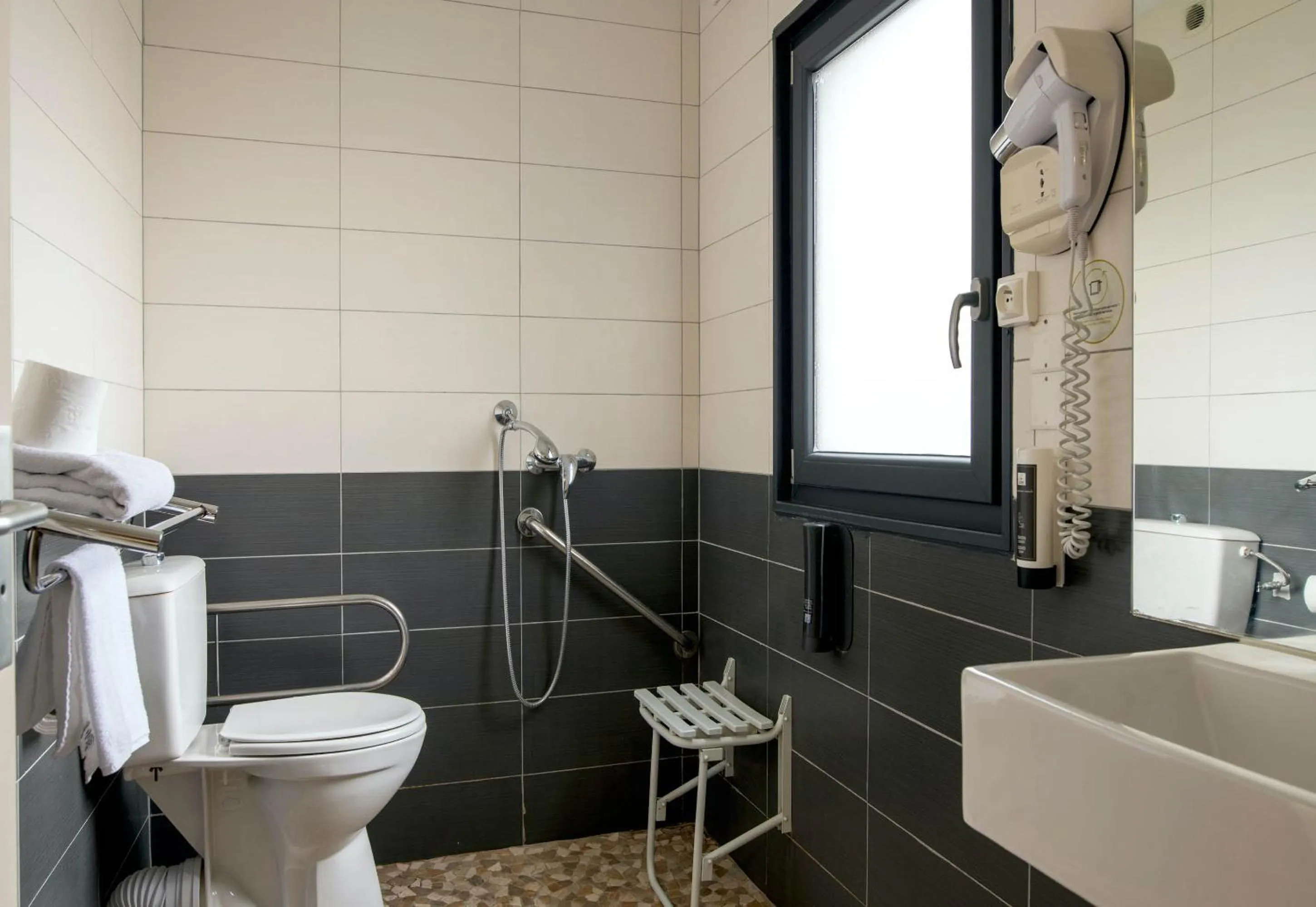 Bathroom in B&B HOTEL Bollène