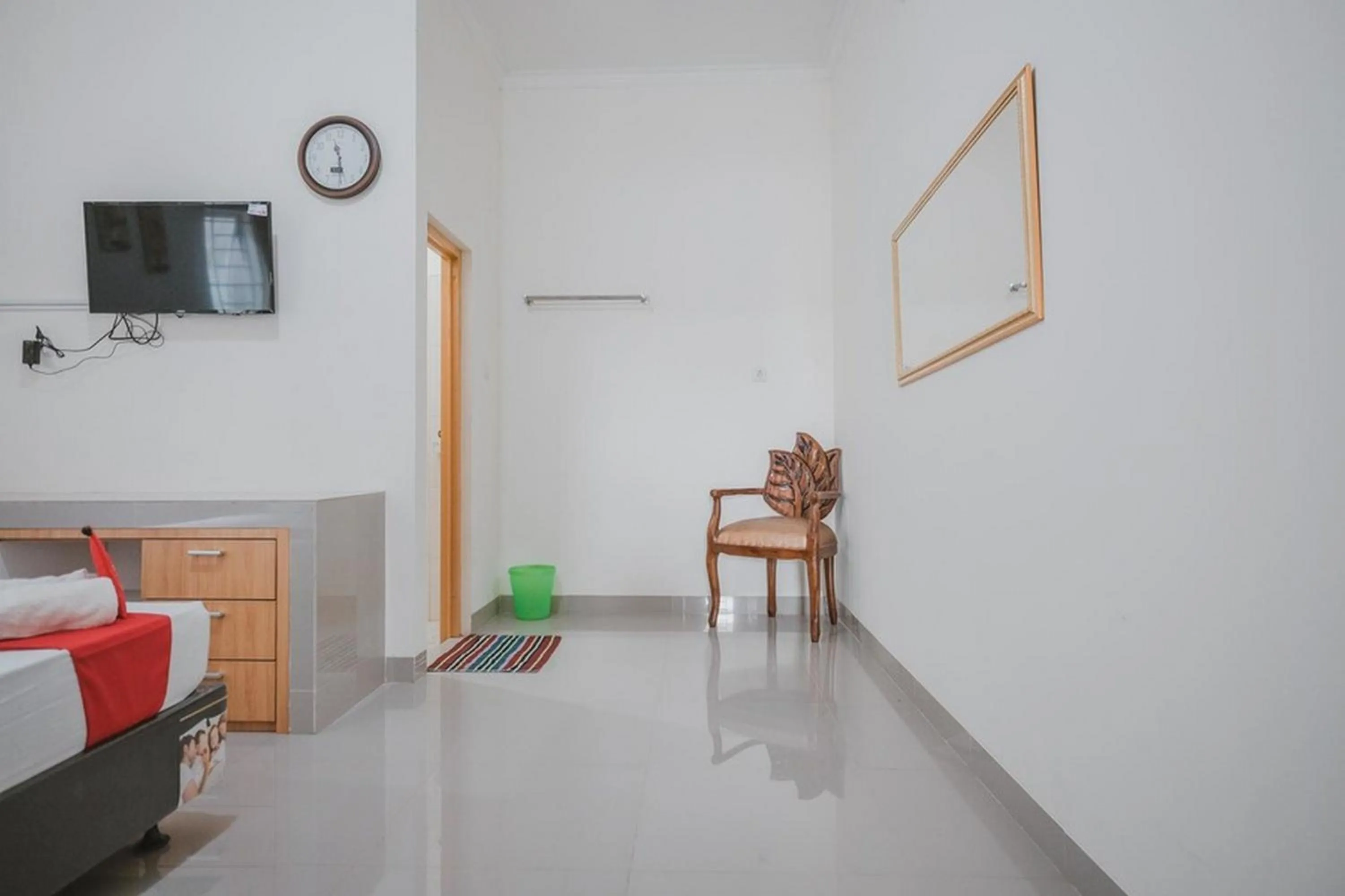 TV and multimedia, Bed in RedDoorz Syariah near Pahoman Lampung