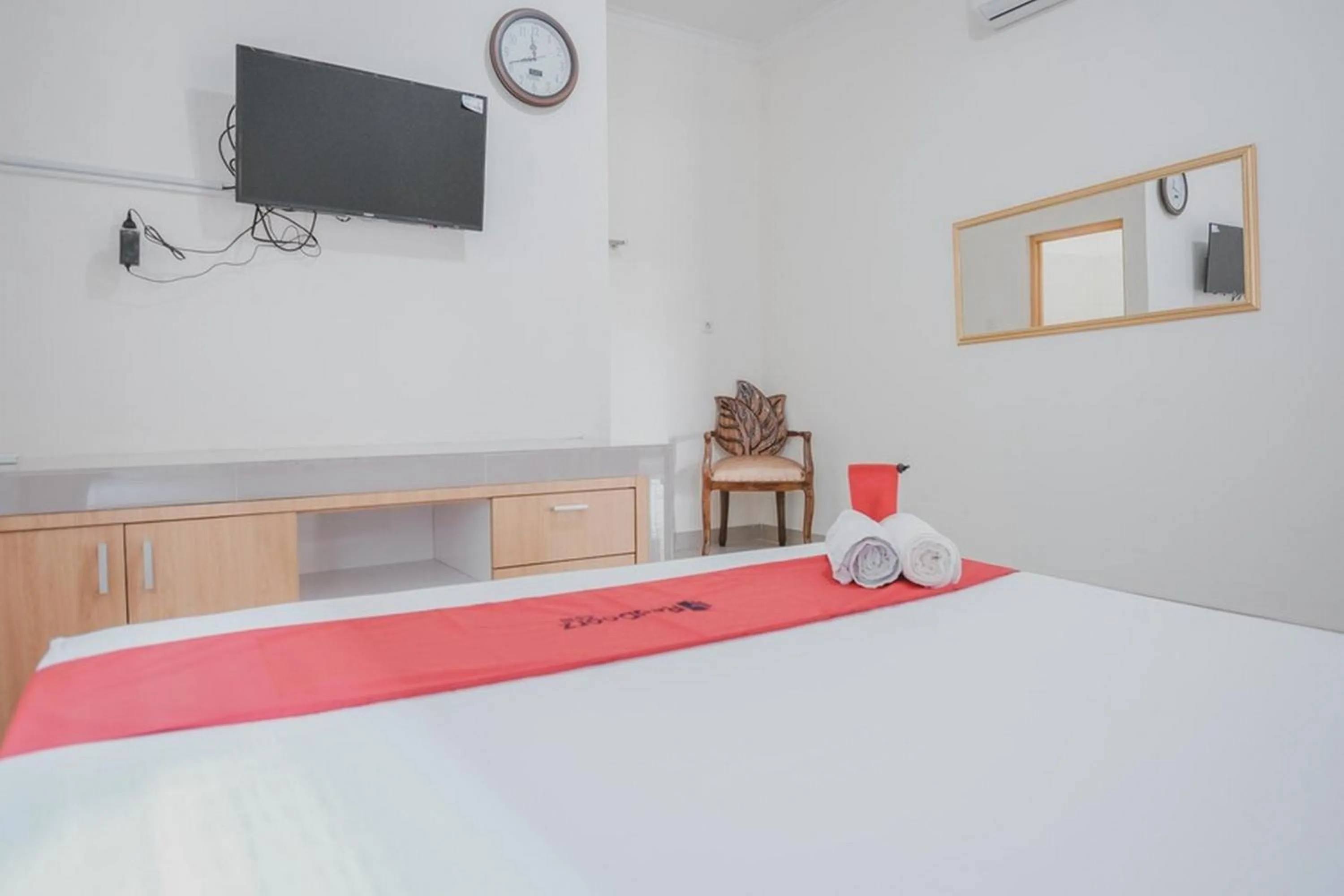 TV and multimedia, Bed in RedDoorz Syariah near Pahoman Lampung