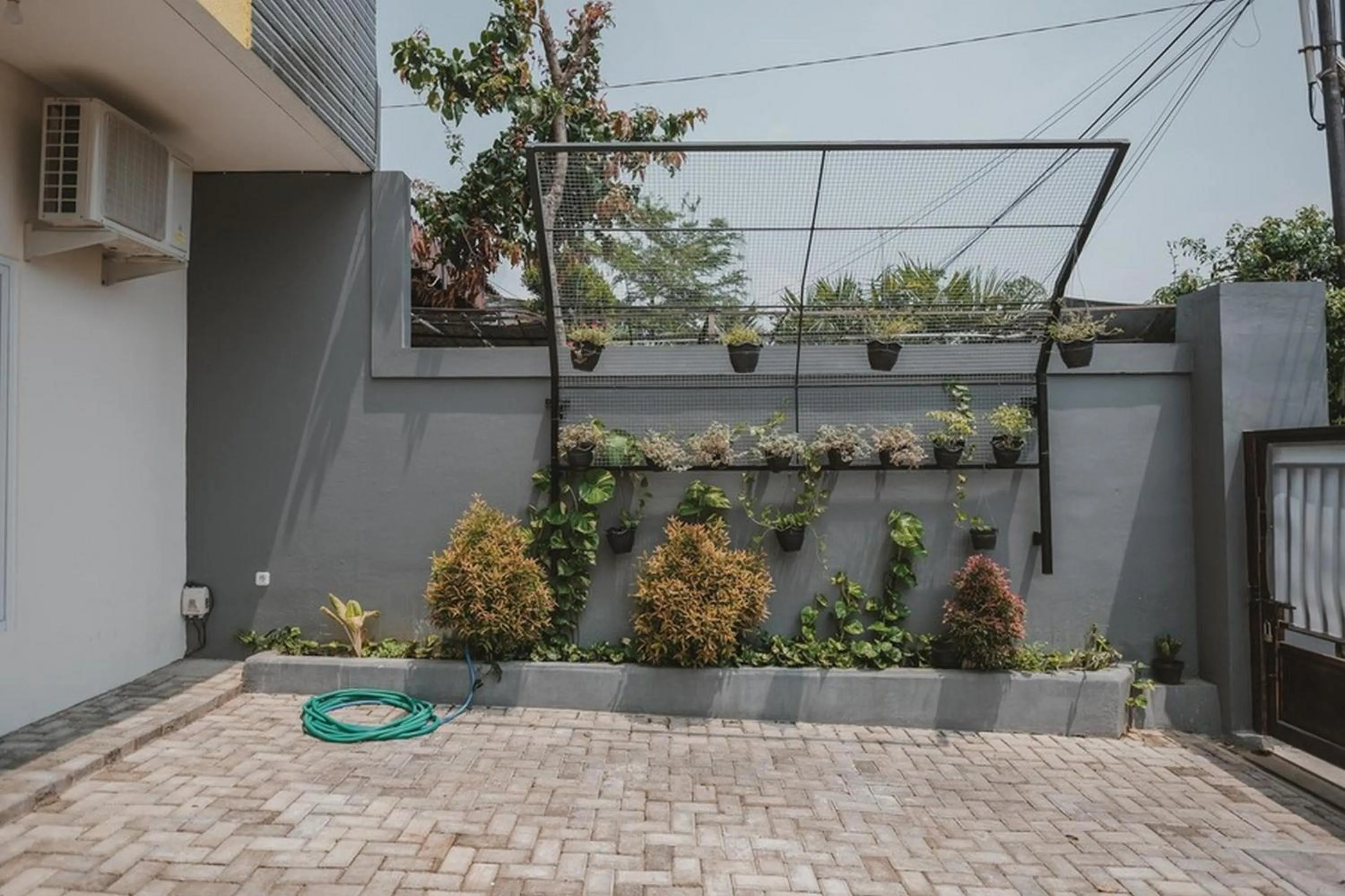 Balcony/Terrace in RedDoorz Syariah near Pahoman Lampung