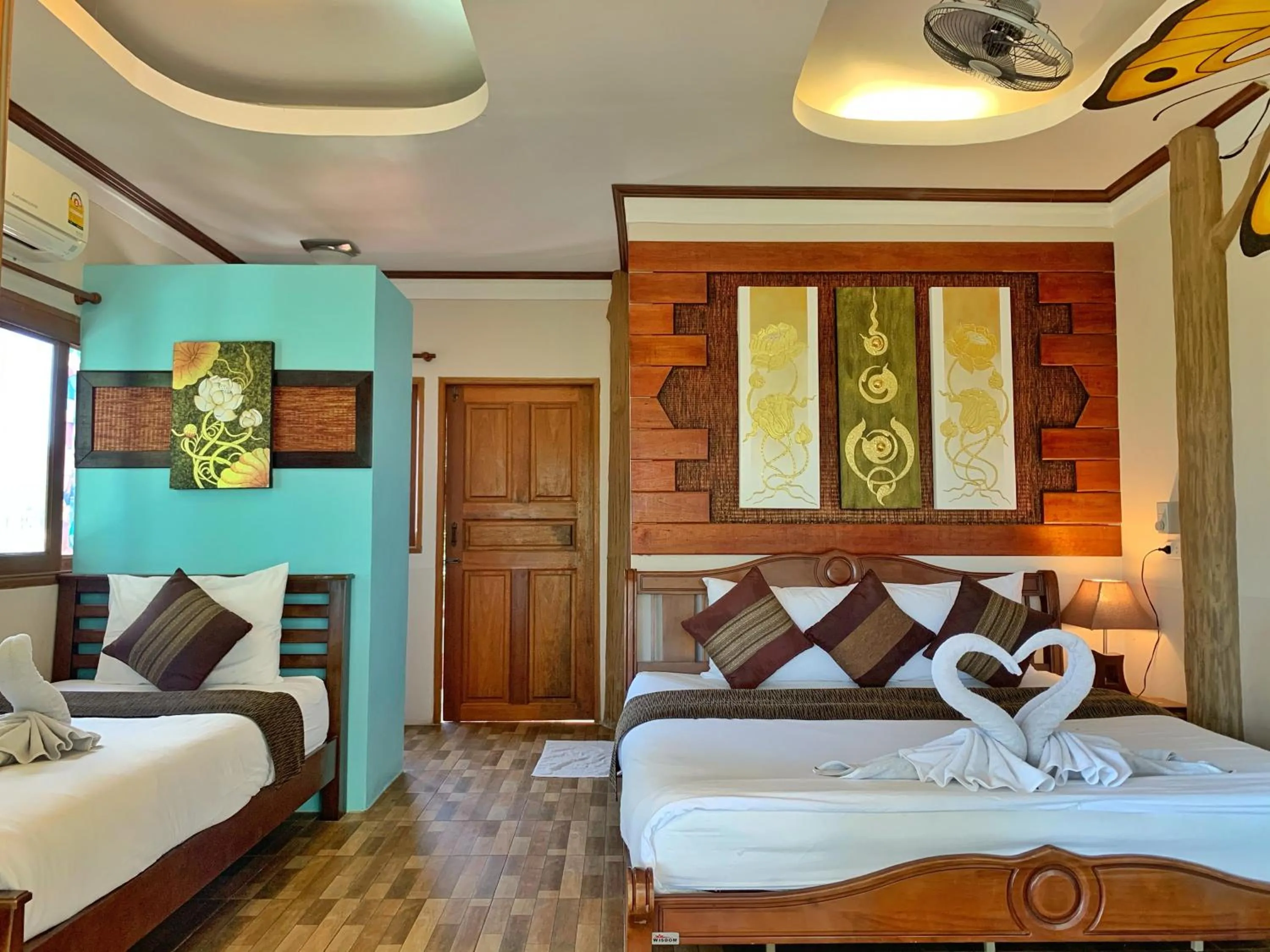 Photo of the whole room, Bed in DD Hut Koh Tao