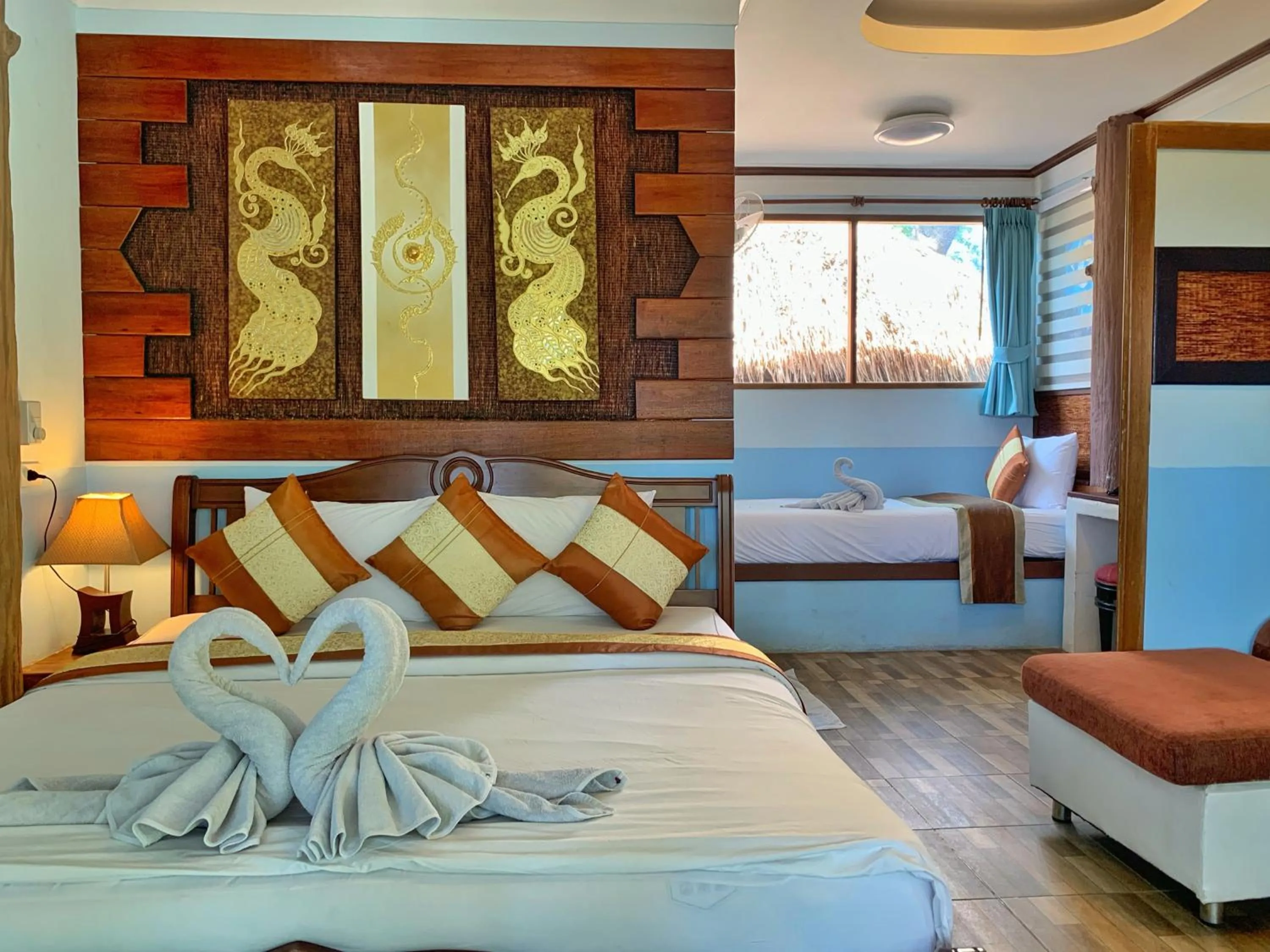 Photo of the whole room, Bed in DD Hut Koh Tao