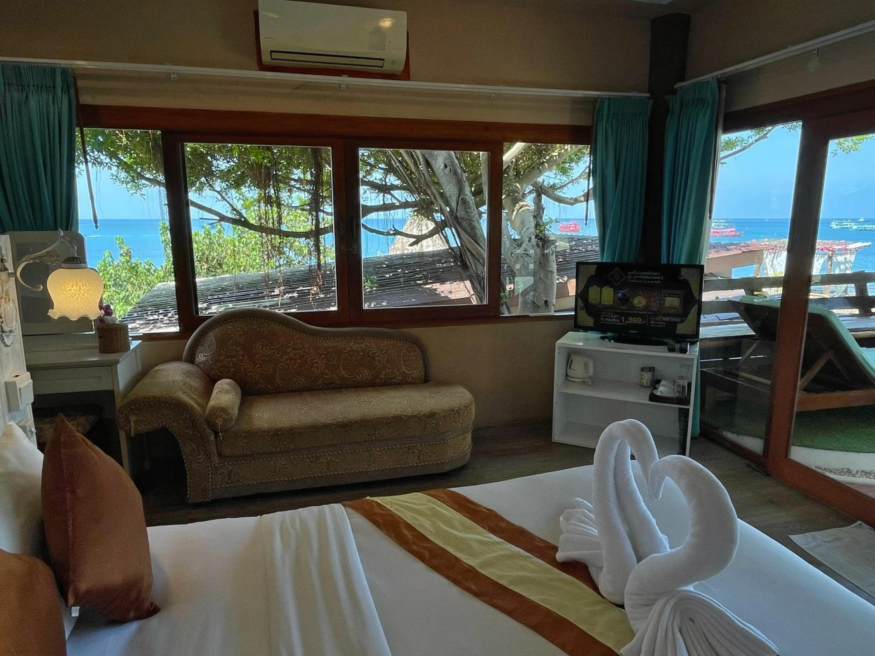 Sea view, Bed in DD Hut Koh Tao