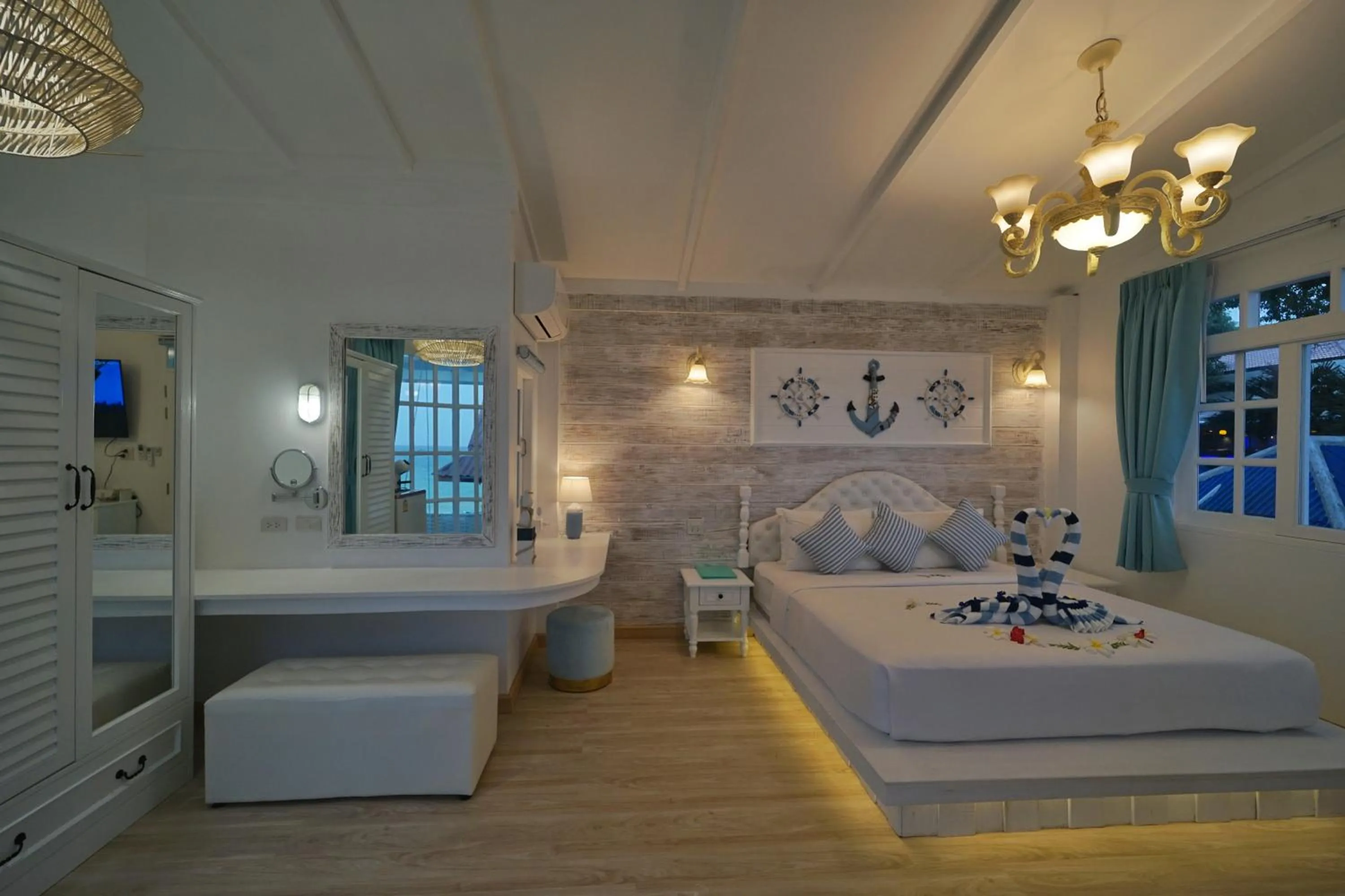 Photo of the whole room, Bed in DD Hut Koh Tao