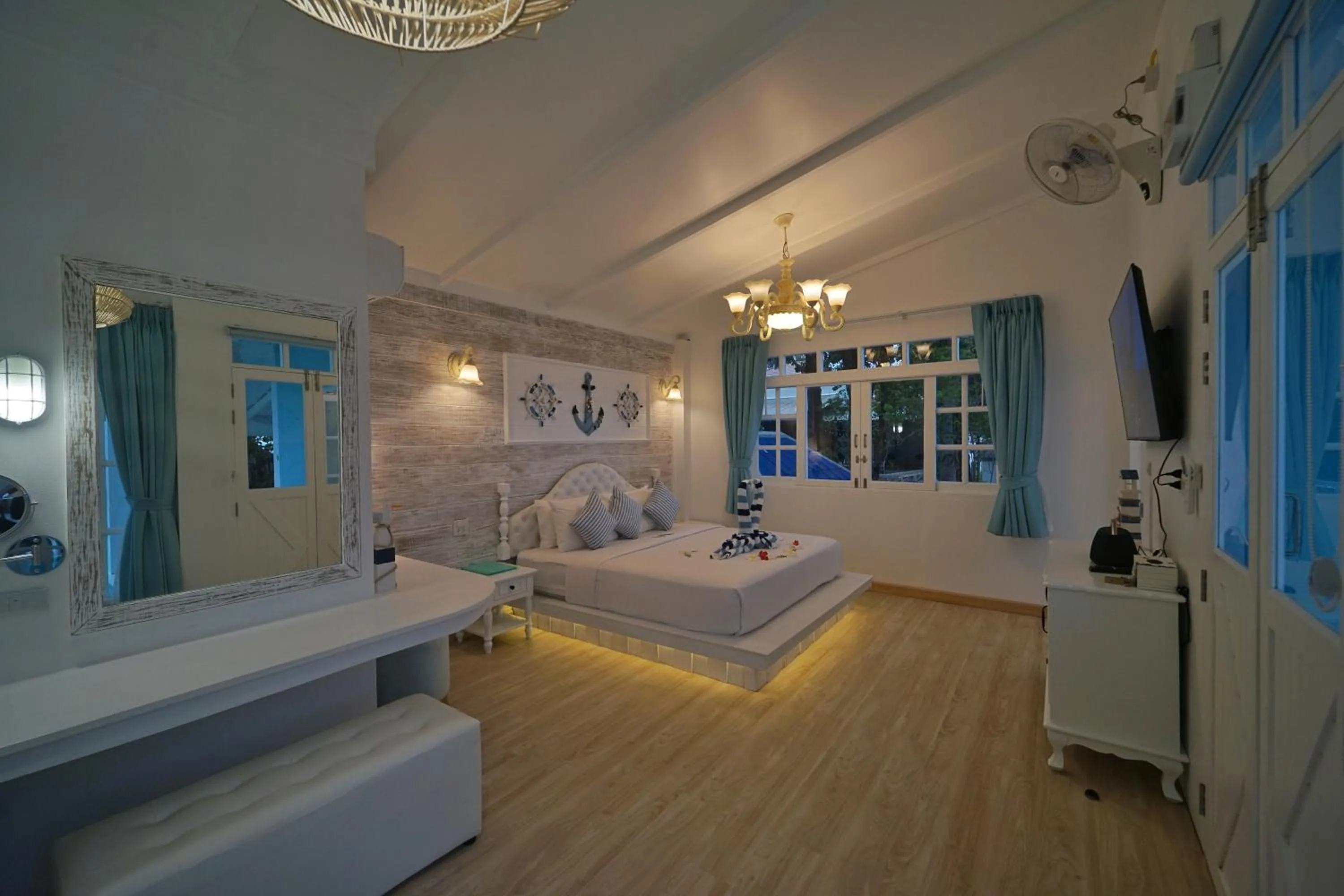 Photo of the whole room, Bed in DD Hut Koh Tao