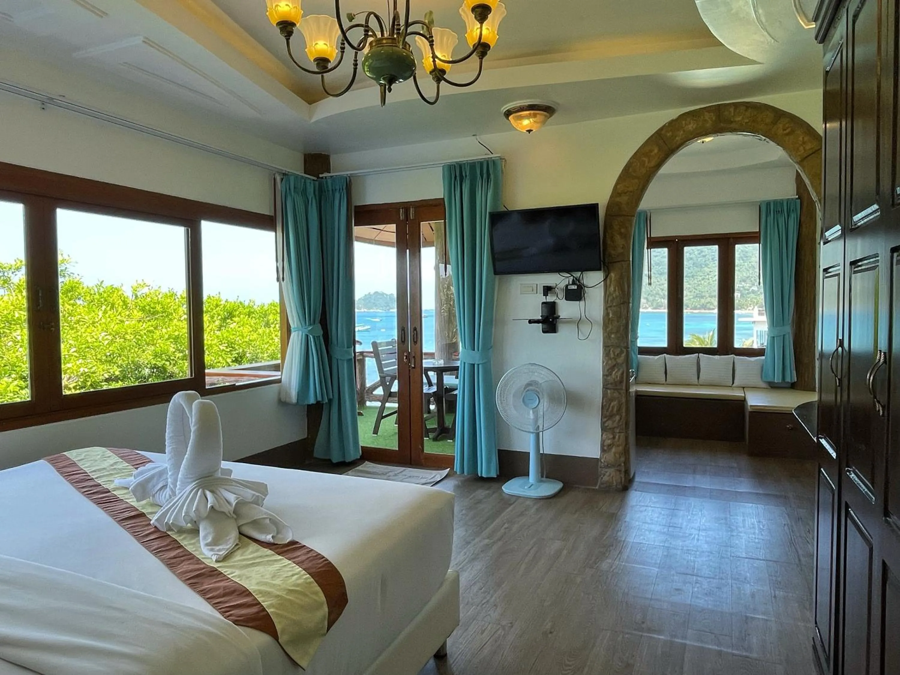 Bedroom, Bed in DD Hut Koh Tao