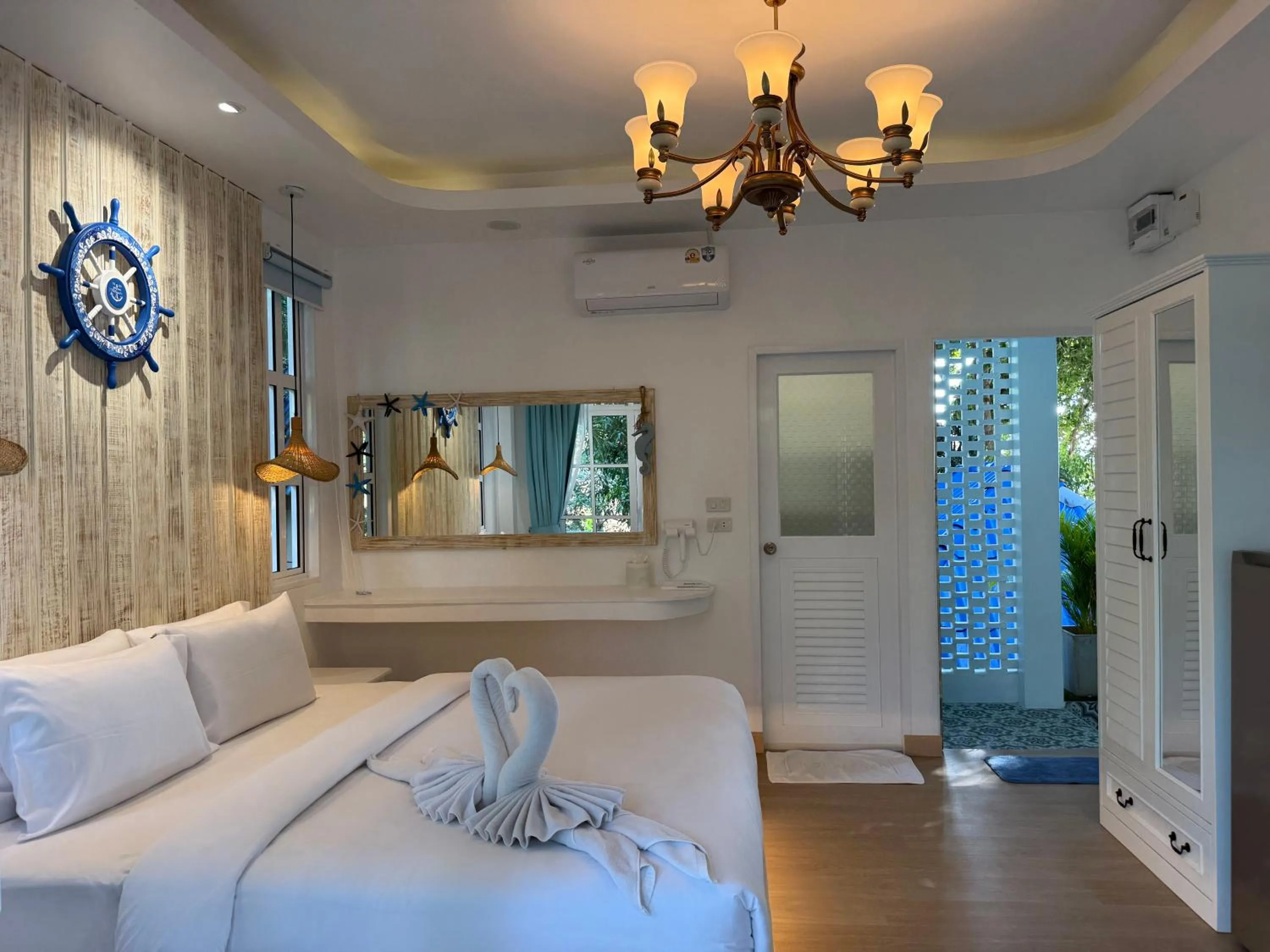 Photo of the whole room, Bed in DD Hut Koh Tao