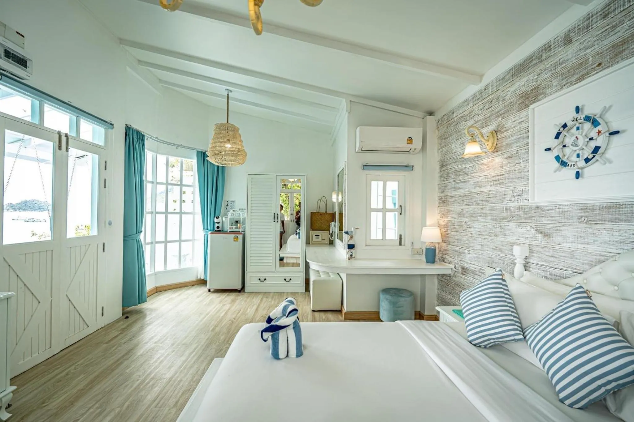 Photo of the whole room, Bed in DD Hut Koh Tao