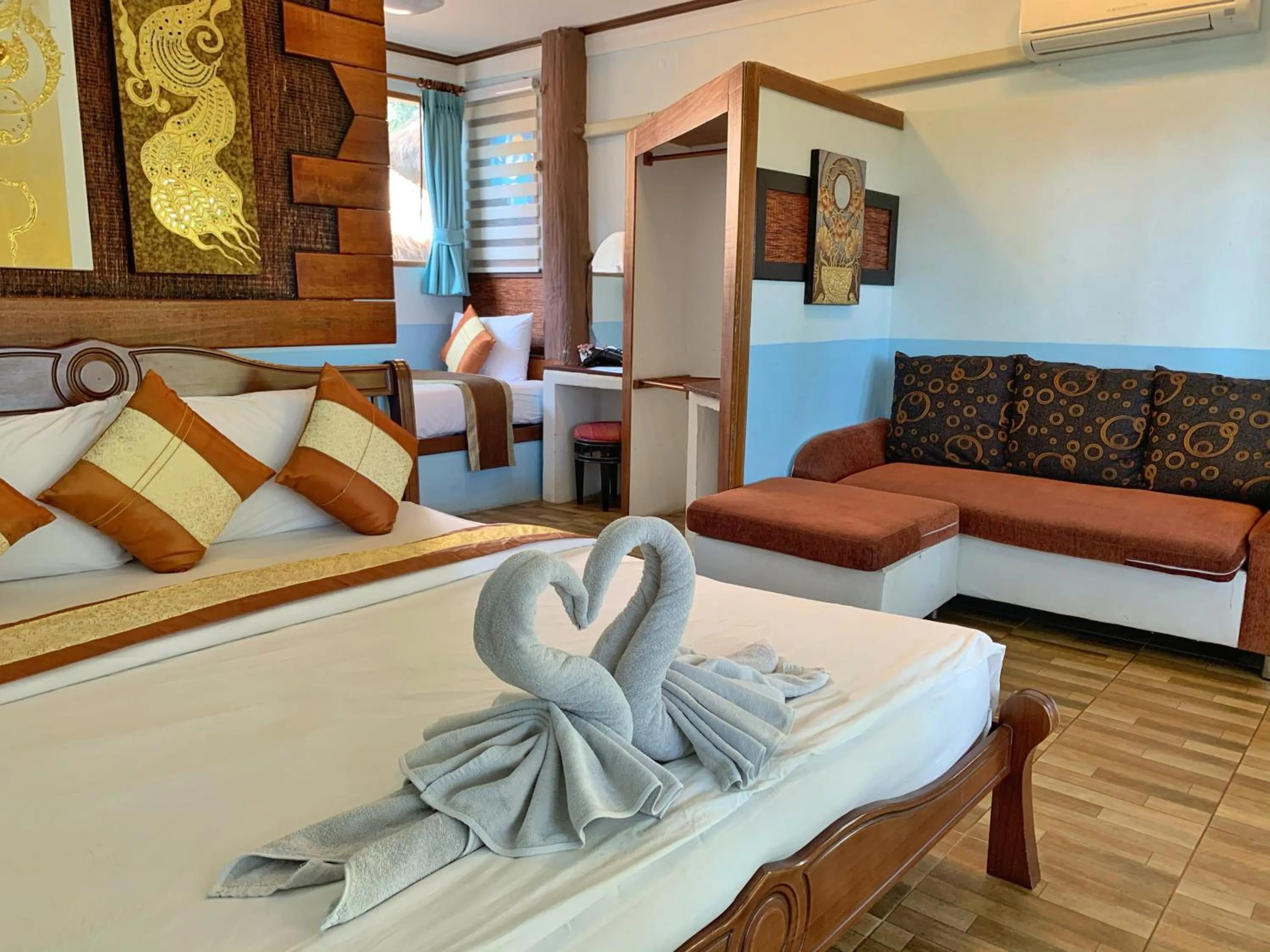 Photo of the whole room, Bed in DD Hut Koh Tao