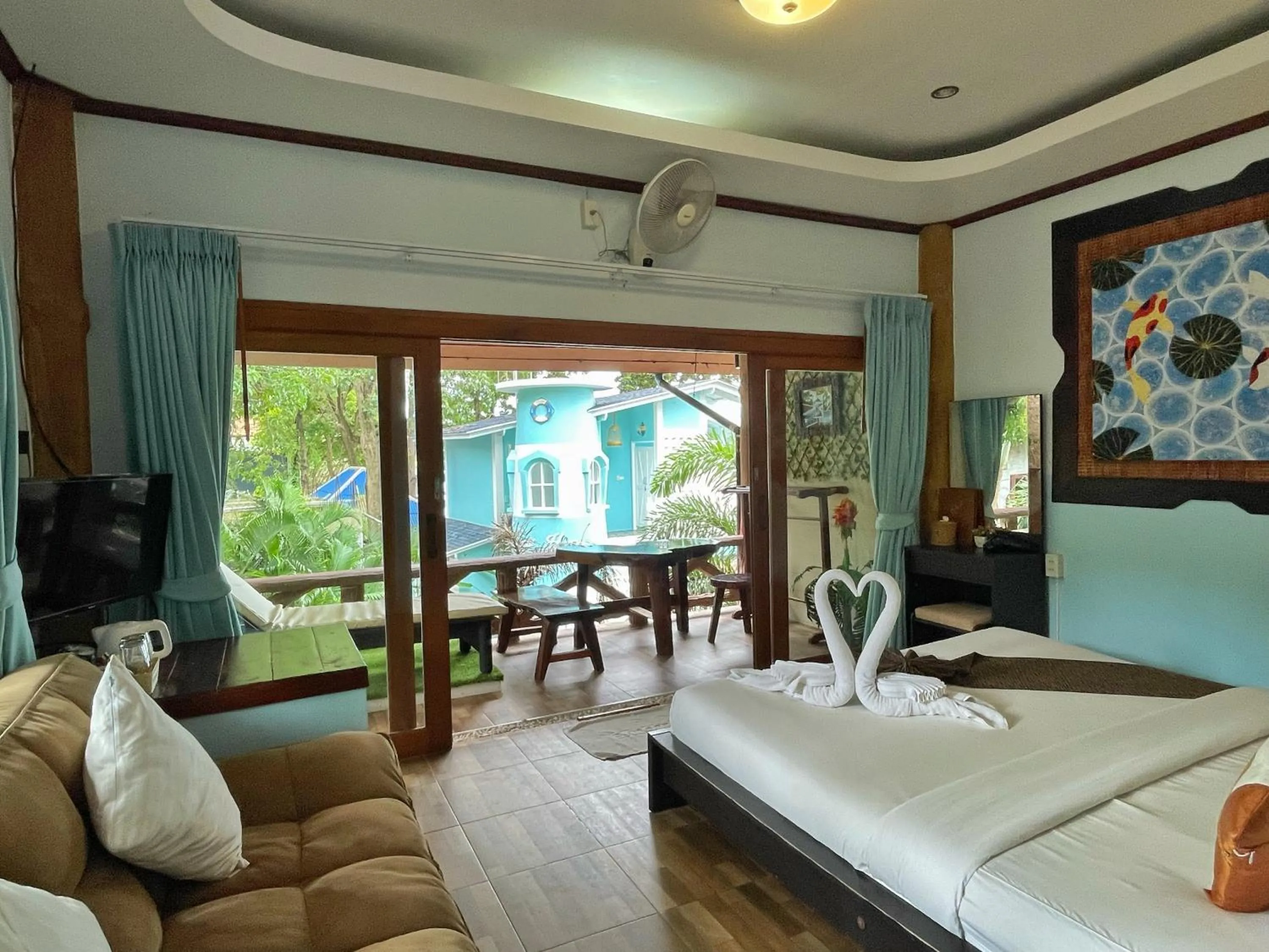 Photo of the whole room, Bed in DD Hut Koh Tao