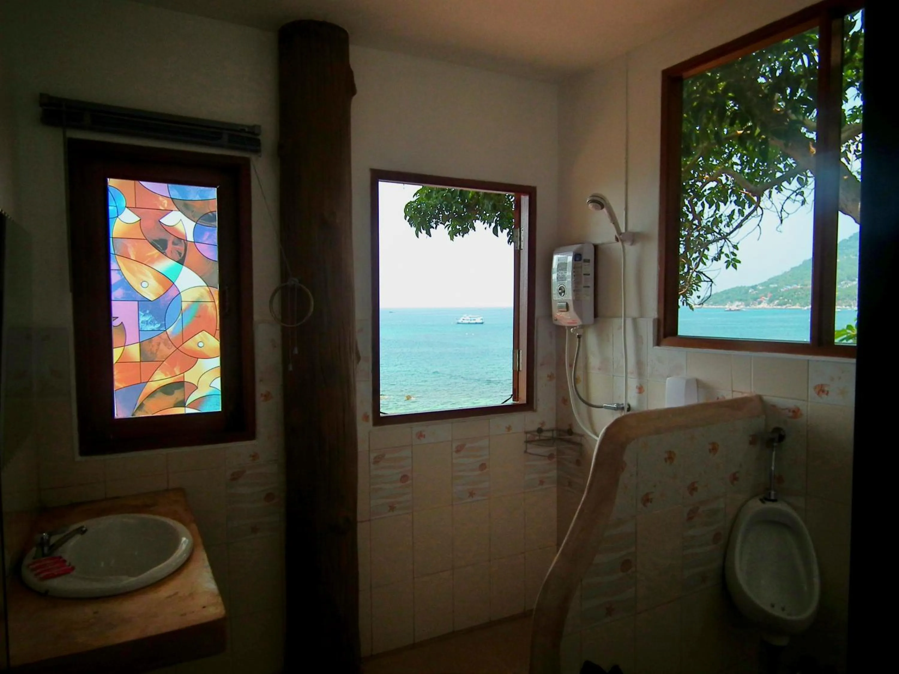 Bathroom in DD Hut Koh Tao