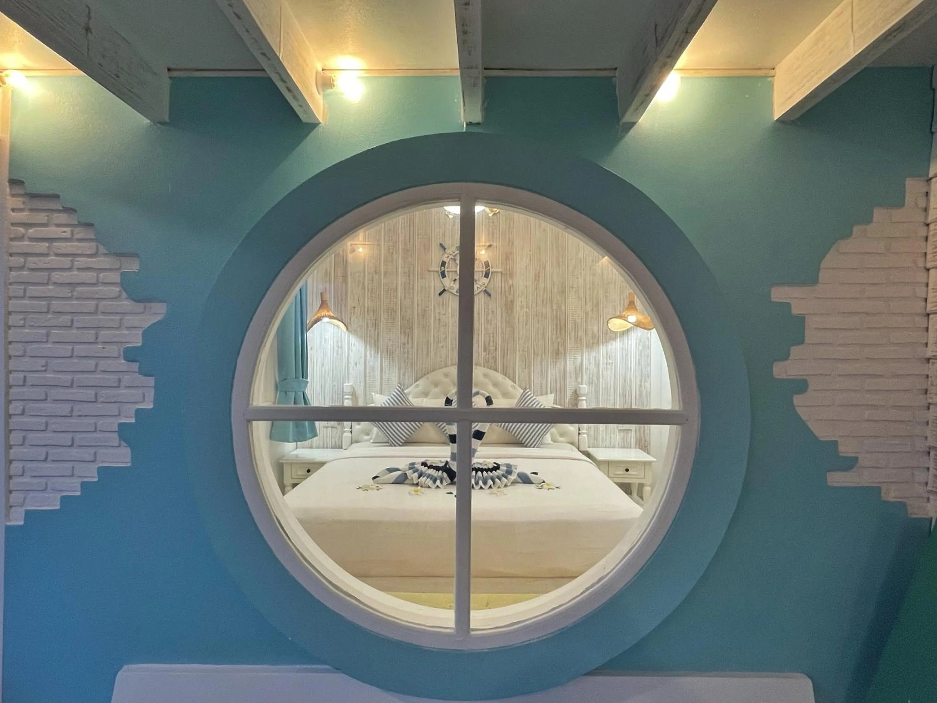 Photo of the whole room in DD Hut Koh Tao