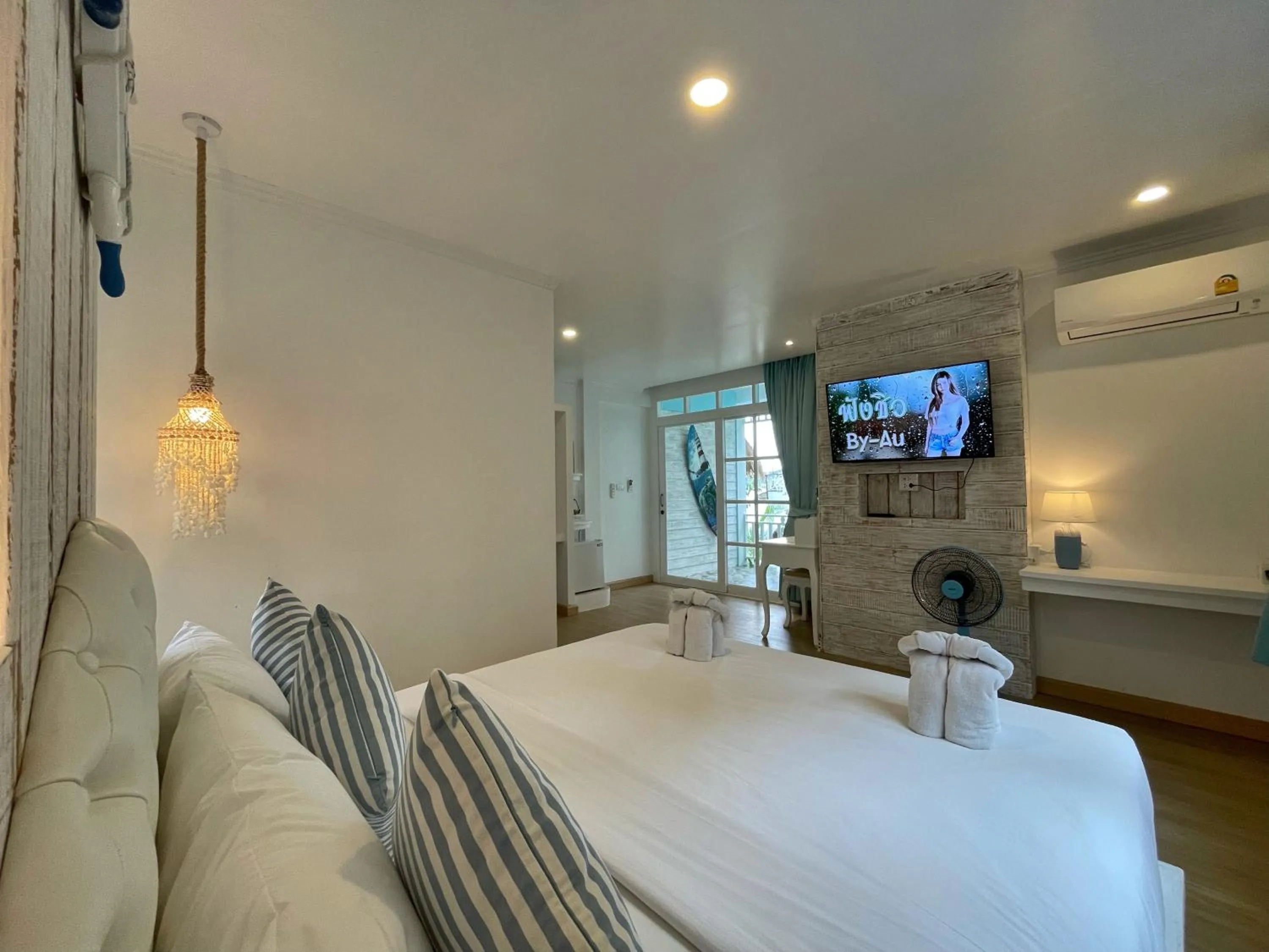 Photo of the whole room, Bed in DD Hut Koh Tao