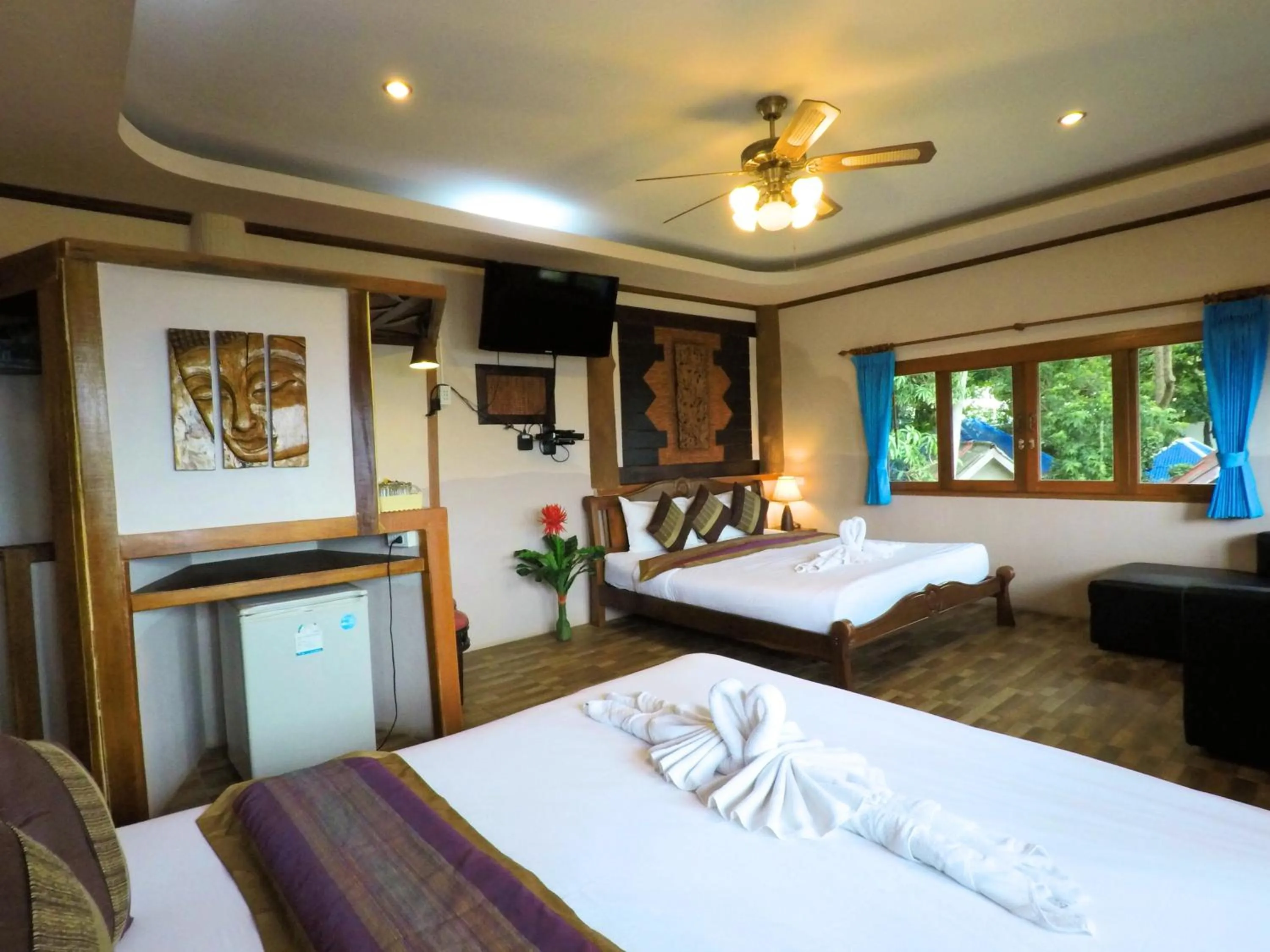 Photo of the whole room, Bed in DD Hut Koh Tao