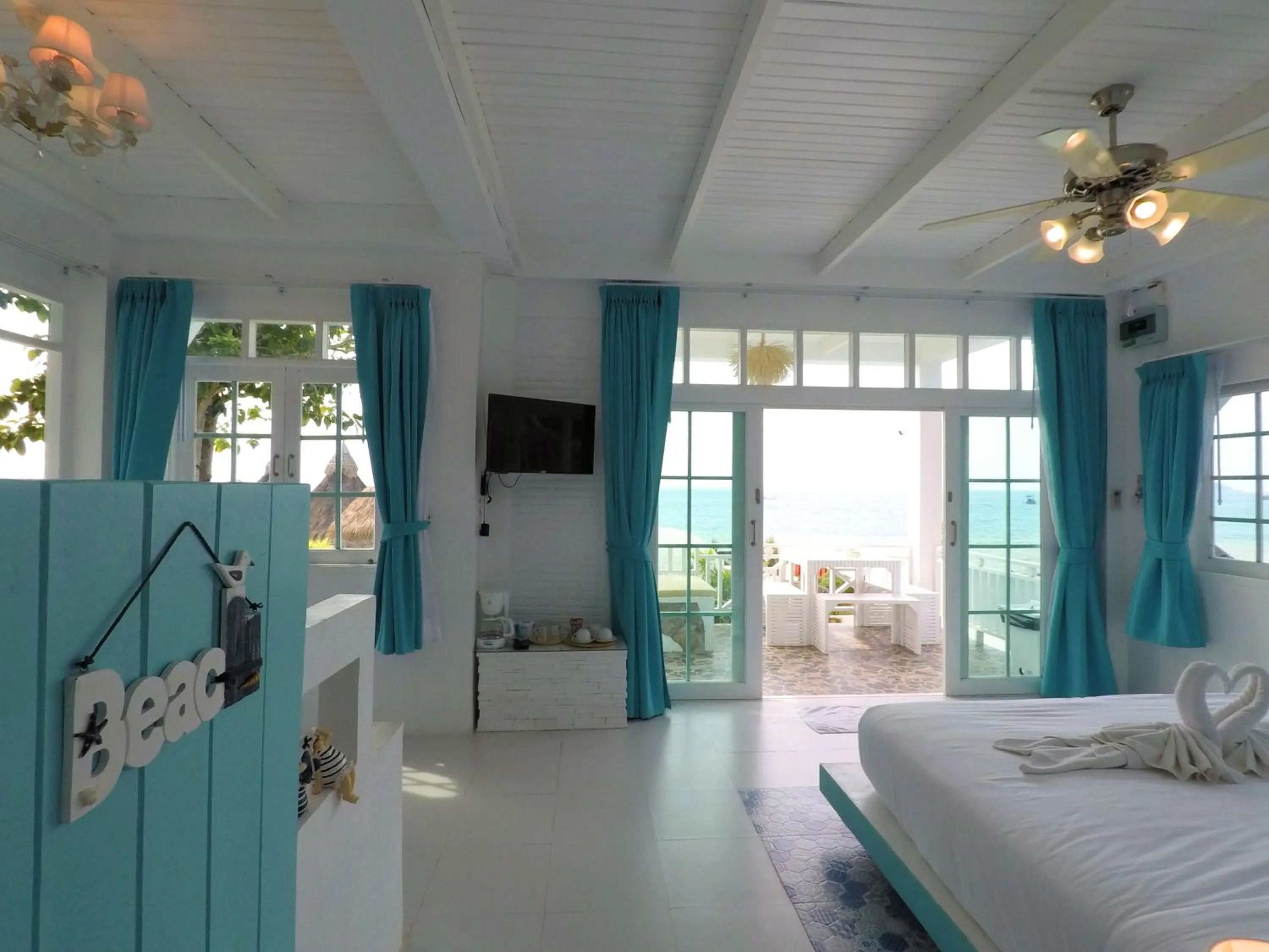 Decorative detail, Bed in DD Hut Koh Tao