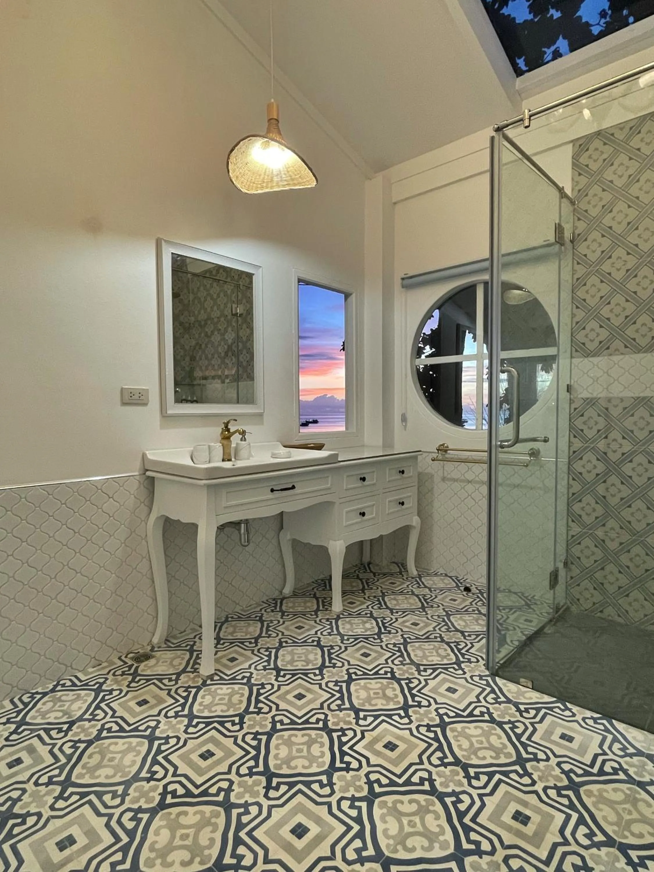 Bathroom in DD Hut Koh Tao