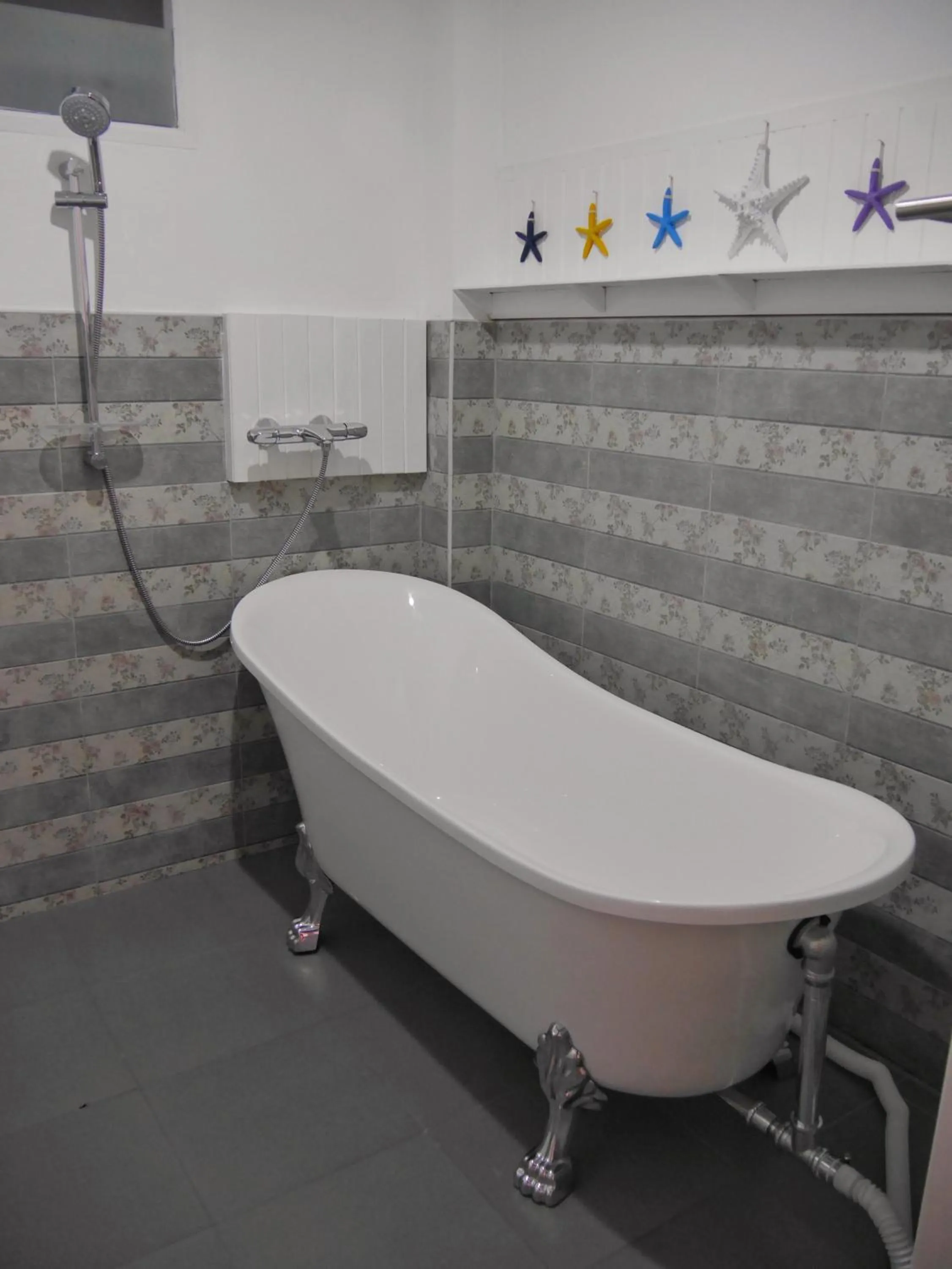 Shower in DD Hut Koh Tao