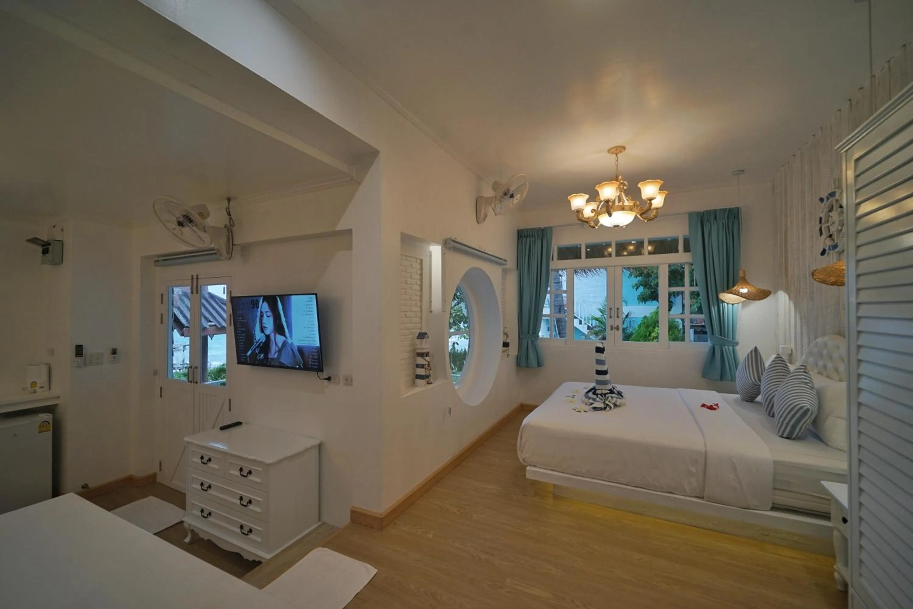 Photo of the whole room, Bed in DD Hut Koh Tao