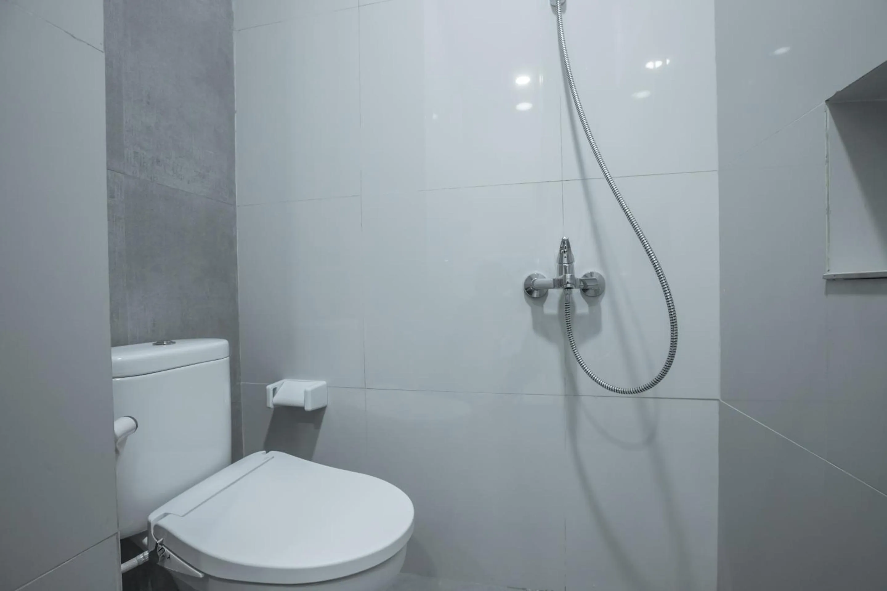 Bathroom in Super OYO 1487 Residence Khoe