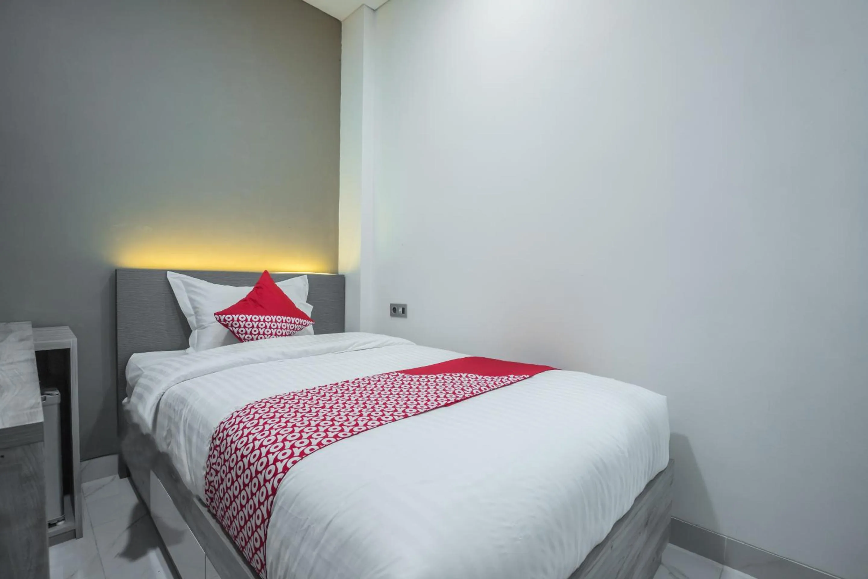 Photo of the whole room, Bed in Super OYO 1487 Residence Khoe