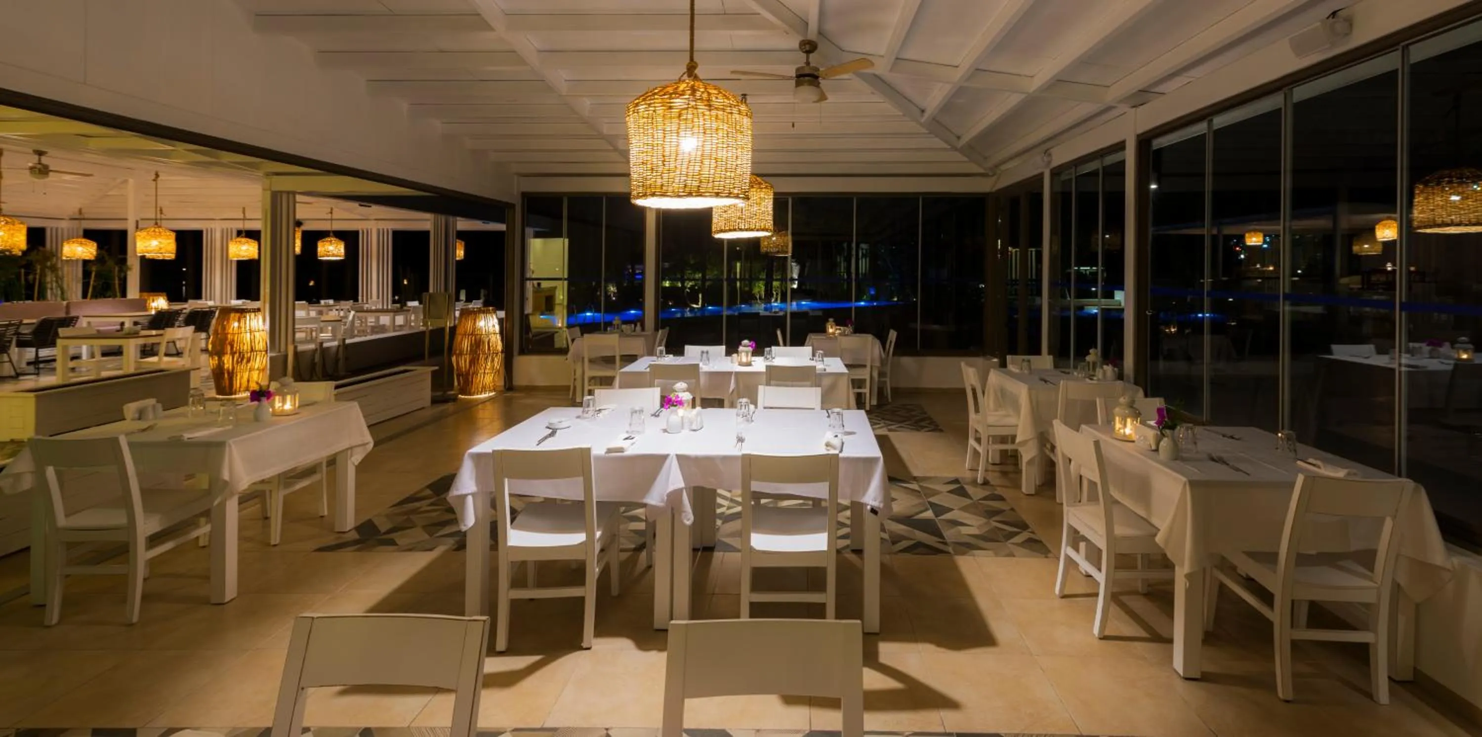 Restaurant/places to eat in LIV Hotel by Bellazure