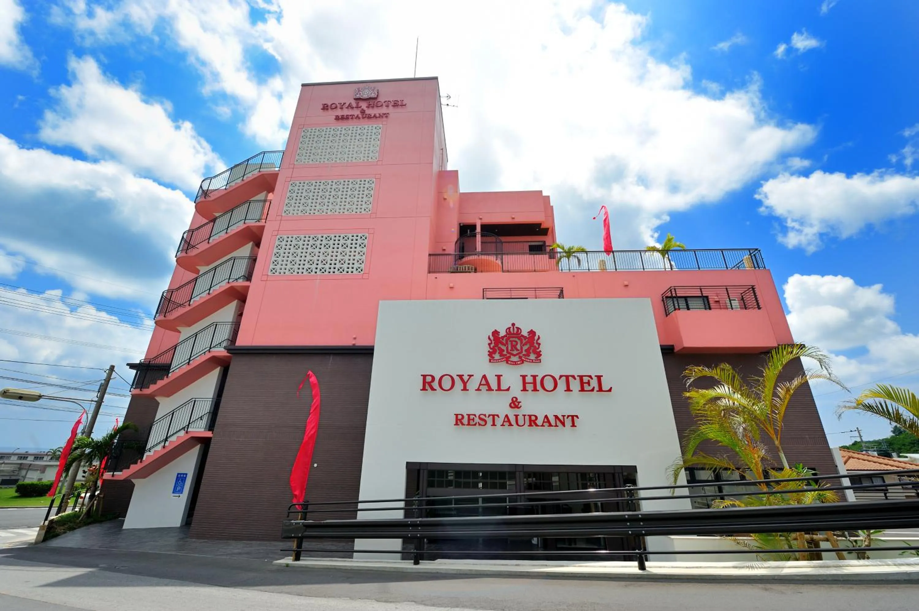 Facade/entrance in Royal Hotel