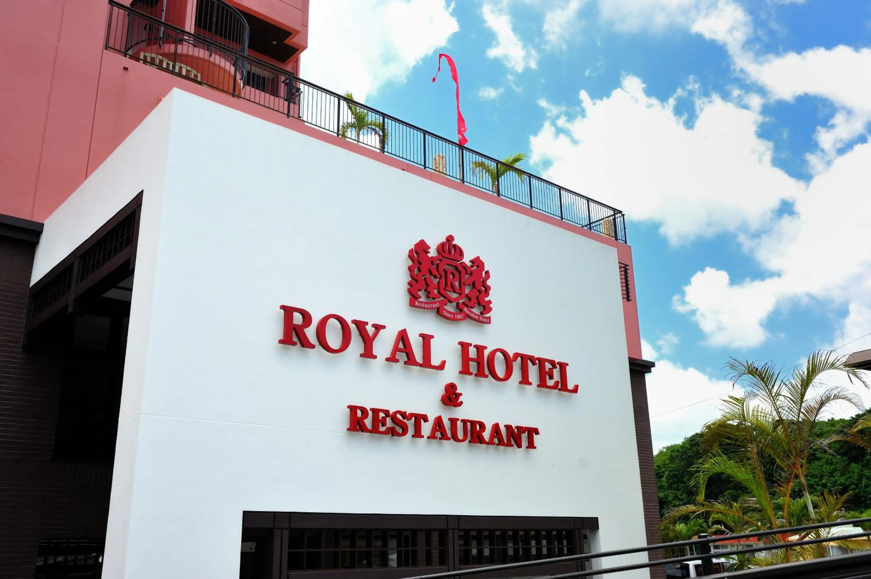 Facade/entrance in Royal Hotel