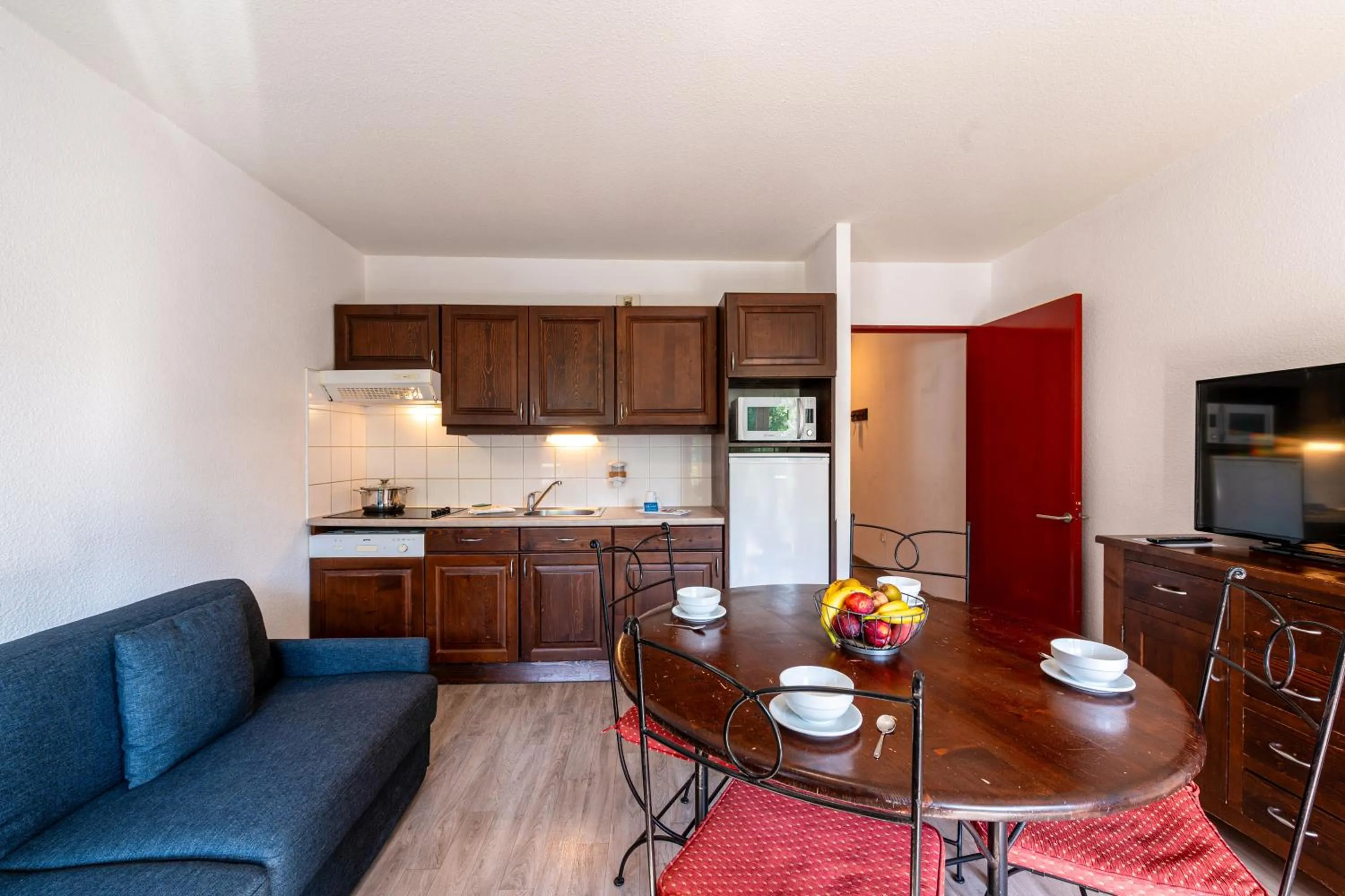 Kitchen or kitchenette in Zenitude Evian Les Terrasses du Lac, an Ascend Collection Hotel