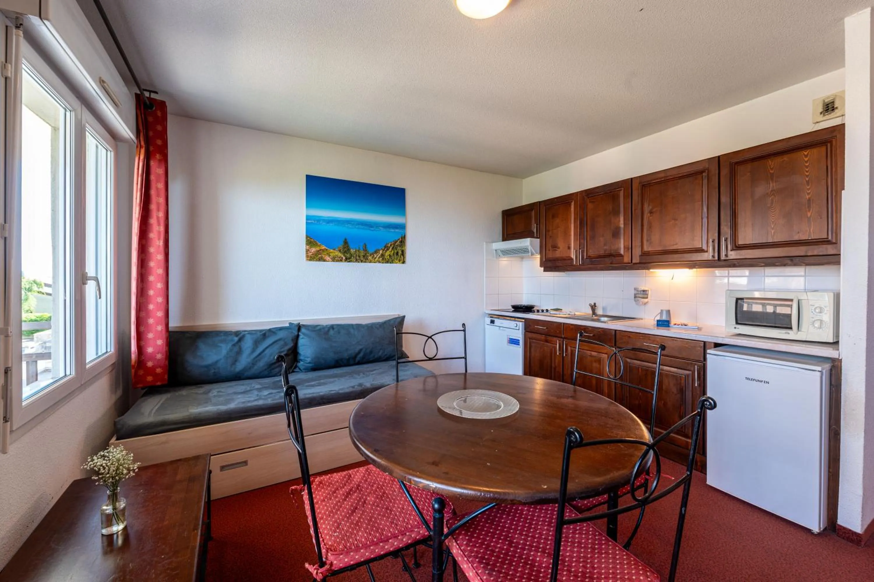 Kitchen or kitchenette in Zenitude Evian Les Terrasses du Lac, an Ascend Collection Hotel