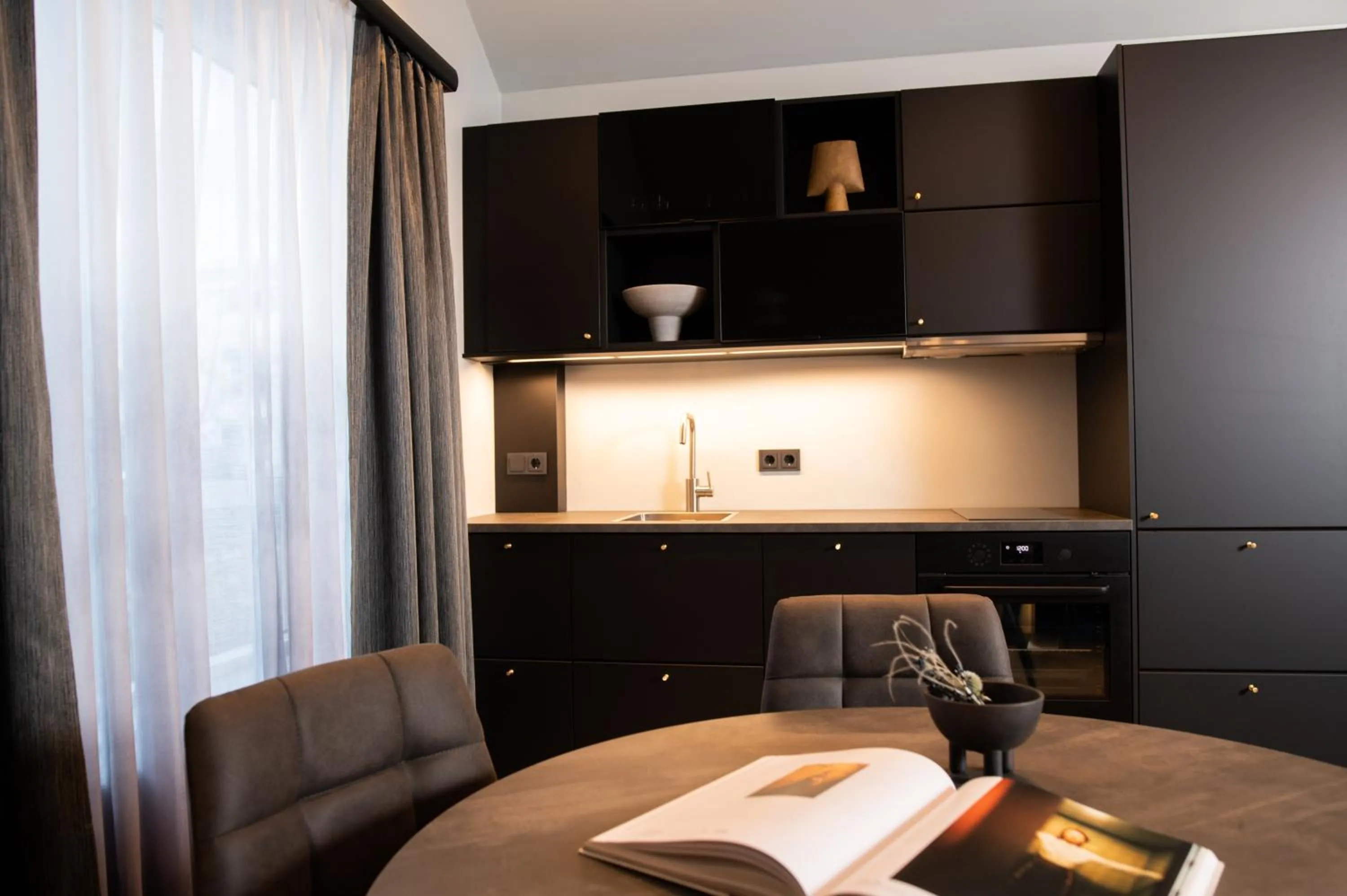 Kitchen or kitchenette in Backyard Apartments by Heimaleiga