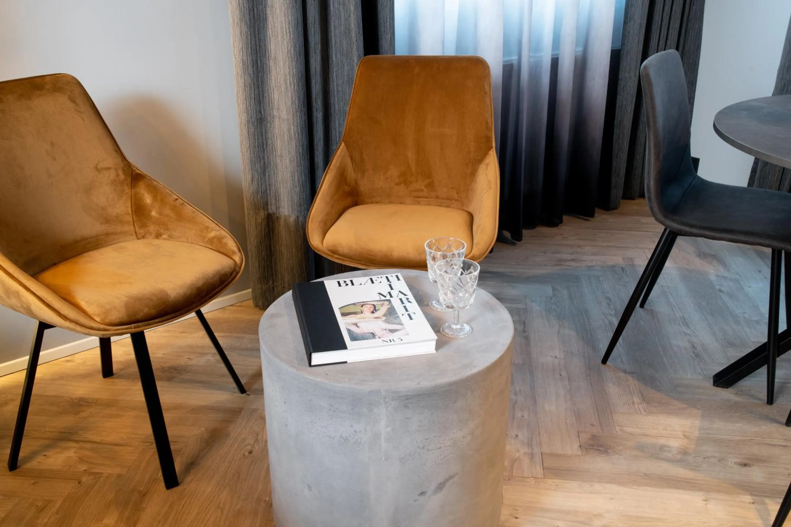 Living room in Backyard Apartments by Heimaleiga