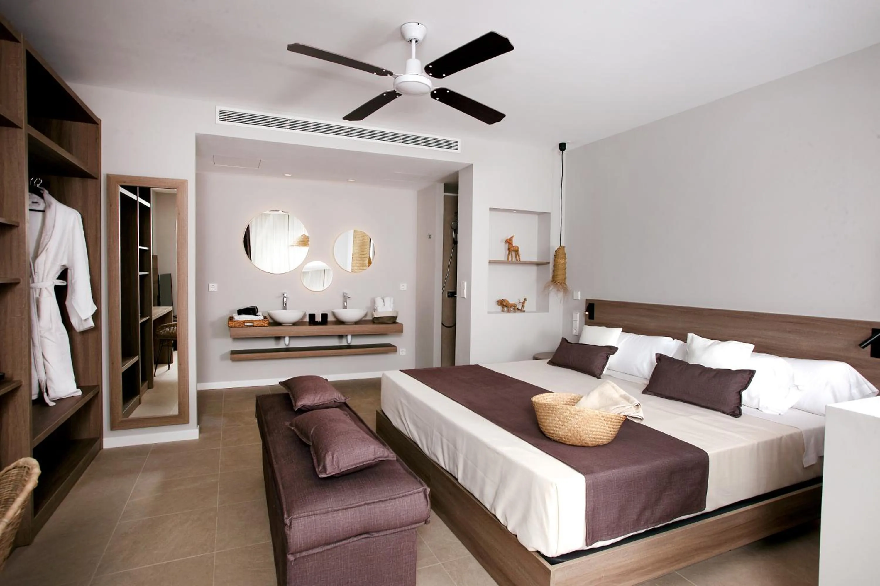 Photo of the whole room, Bed in Eques Petit Resort