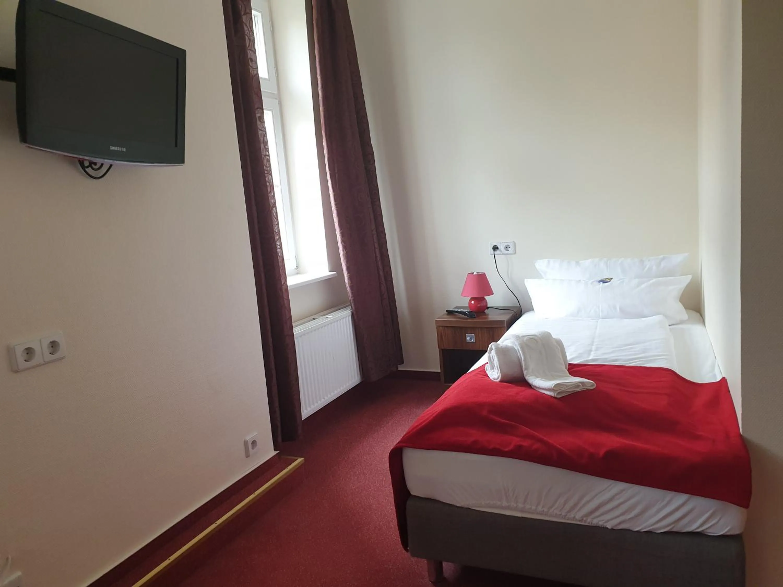 Photo of the whole room, Bed in Viadrina Rooms & Apartments Frankfurt-Oder am Park im Zentrum