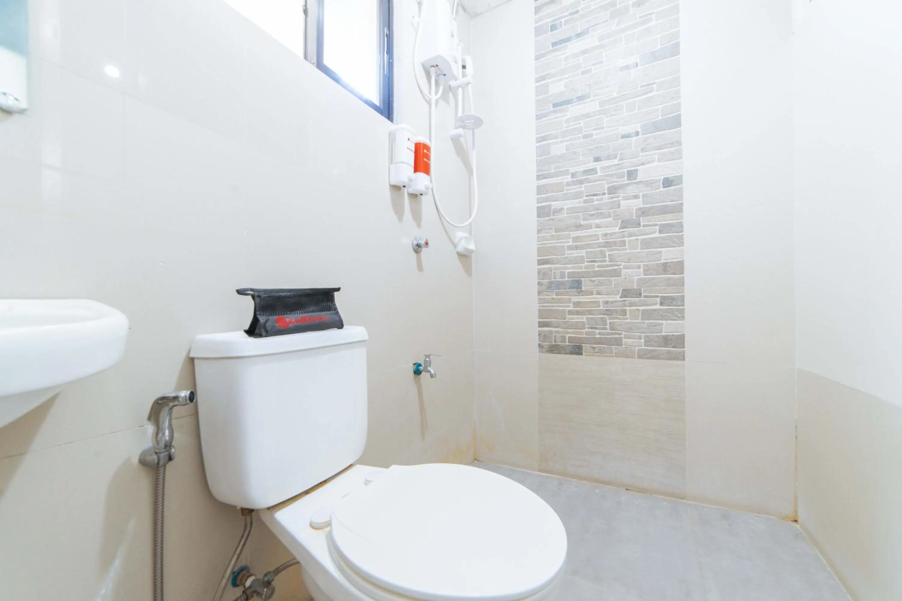 Toilet in RedDoorz @ Aparente Gensan