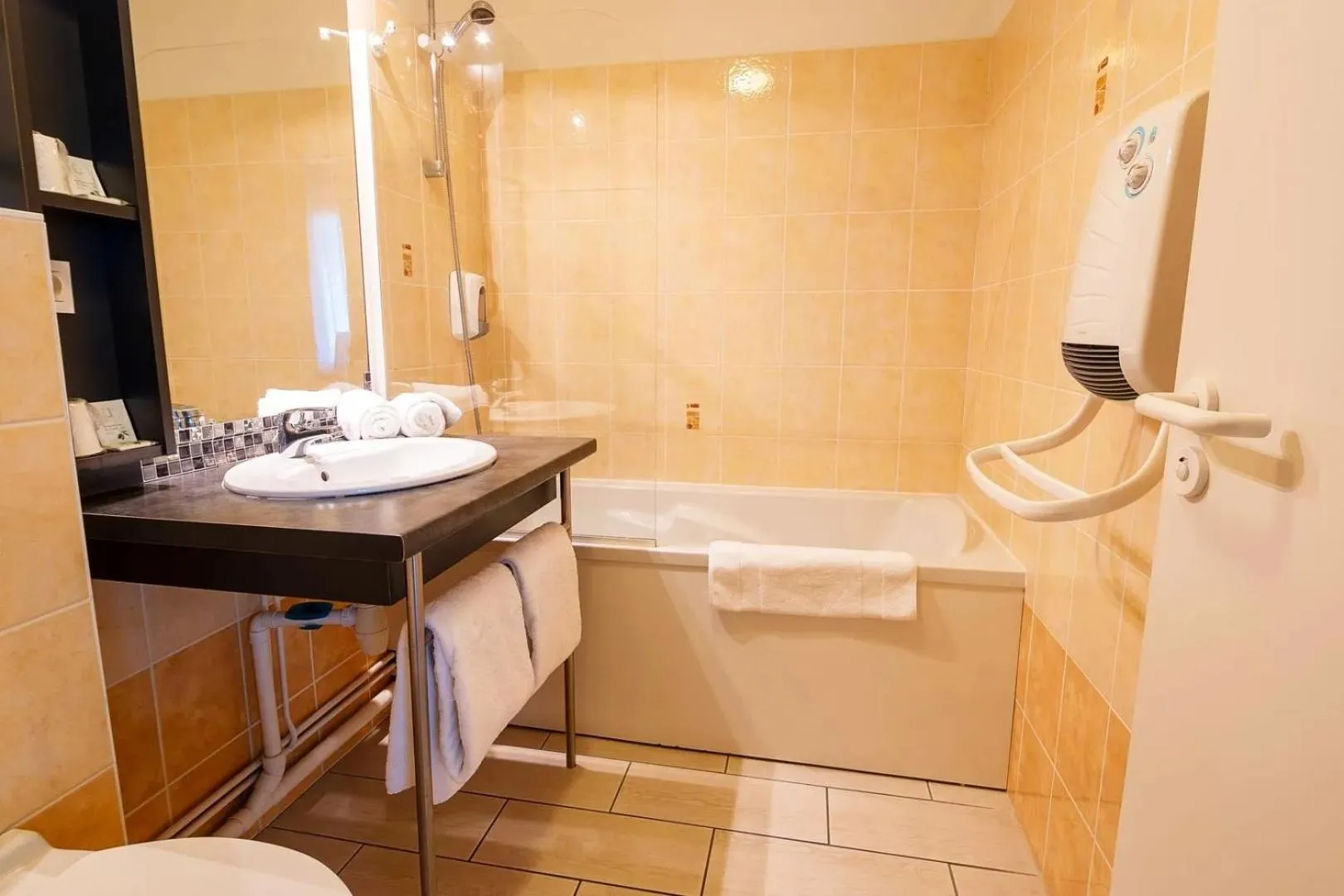 Bathroom in Hotel L'Océane Angers Parc Expo