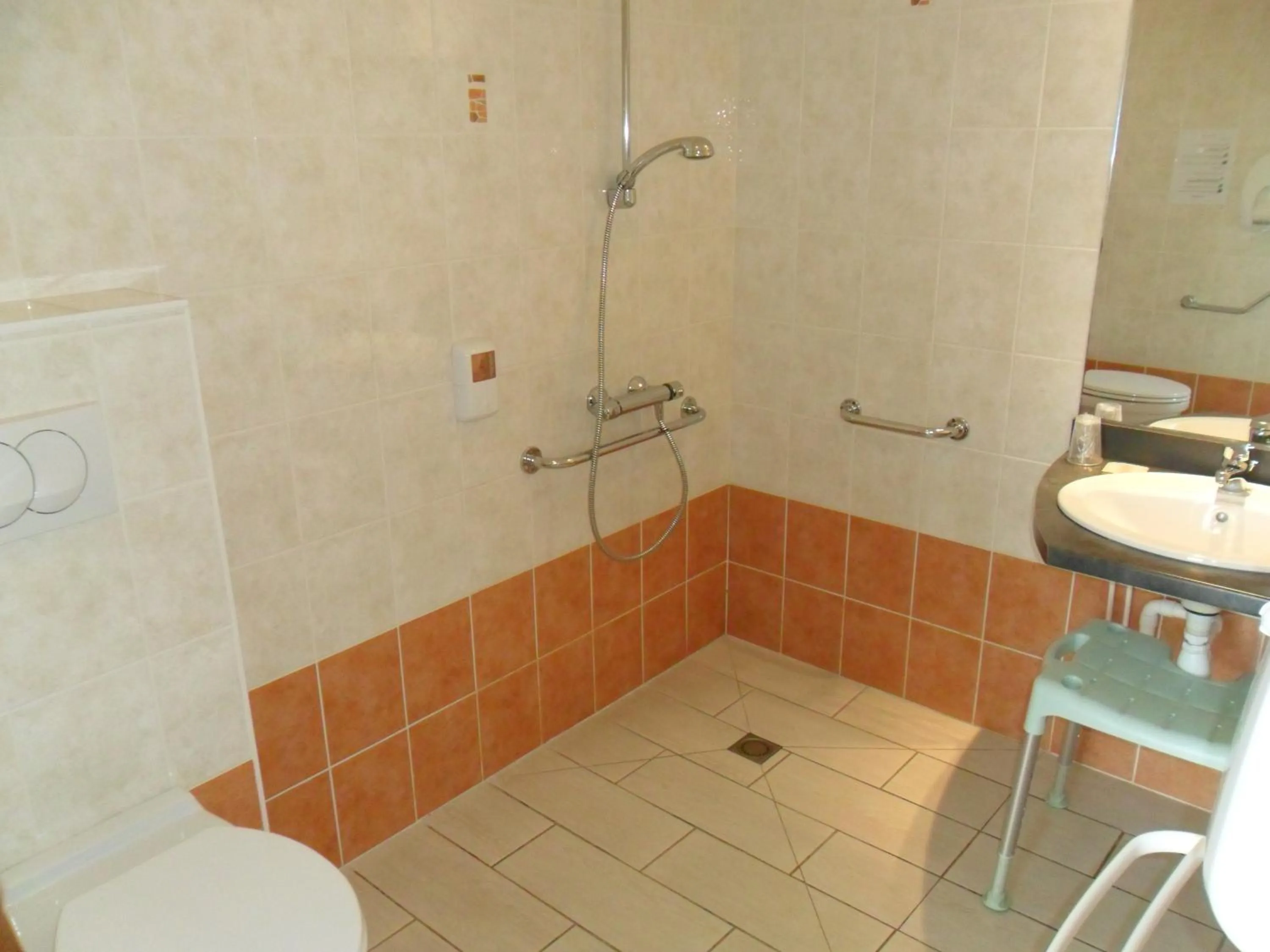 Shower in Hotel L'Océane Angers Parc Expo