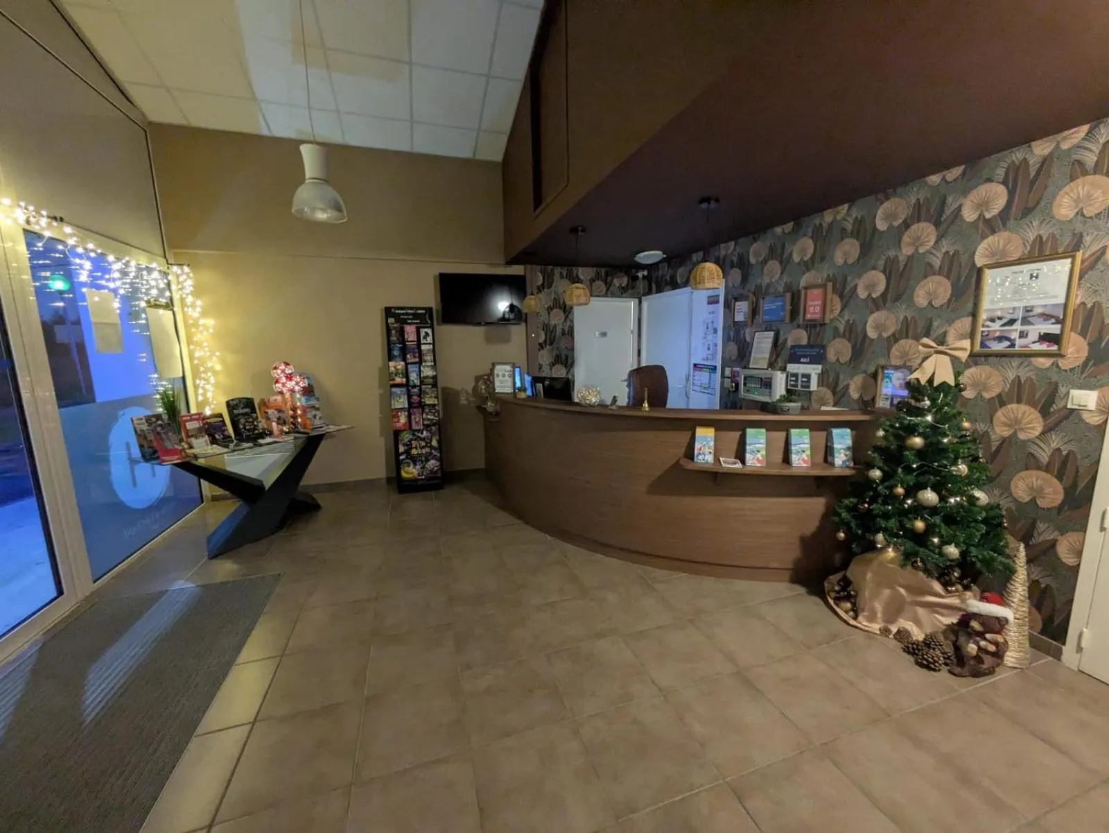 Lobby or reception in Hotel L'Océane Angers Parc Expo