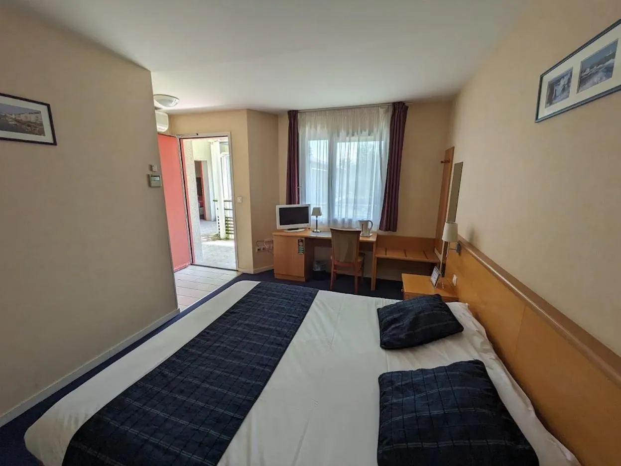 Bed in Hotel L'Océane Angers Parc Expo