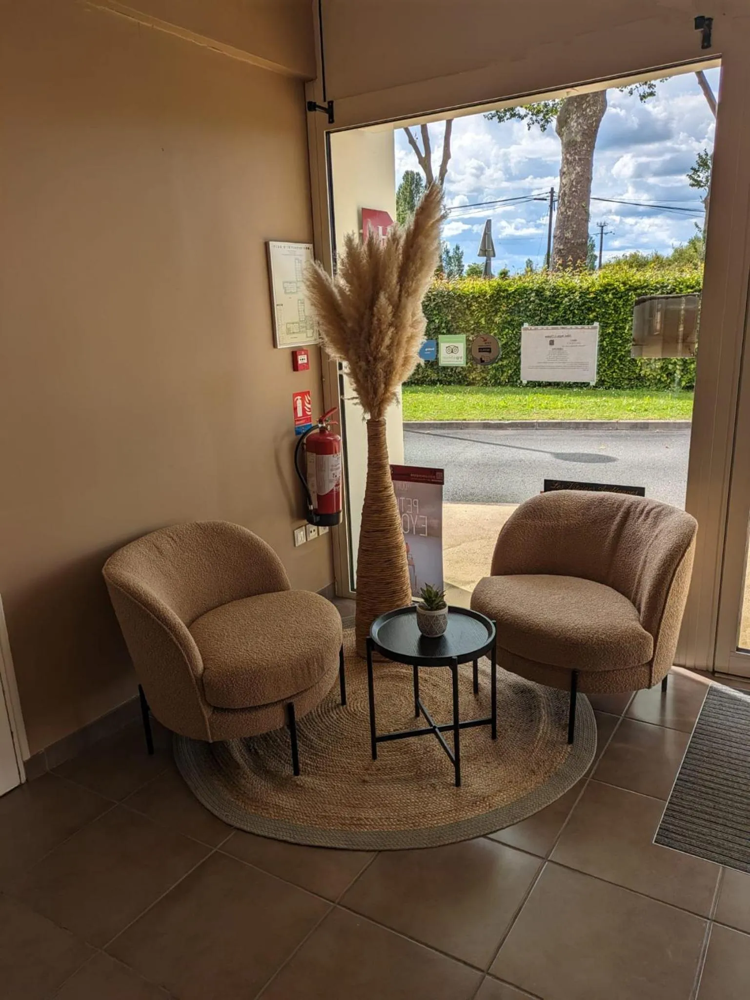 Lobby or reception in Hotel L'Océane Angers Parc Expo