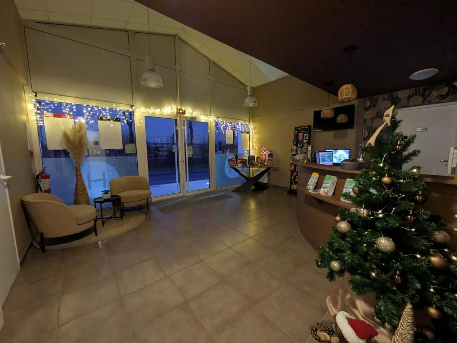 Lobby or reception in Hotel L'Océane Angers Parc Expo