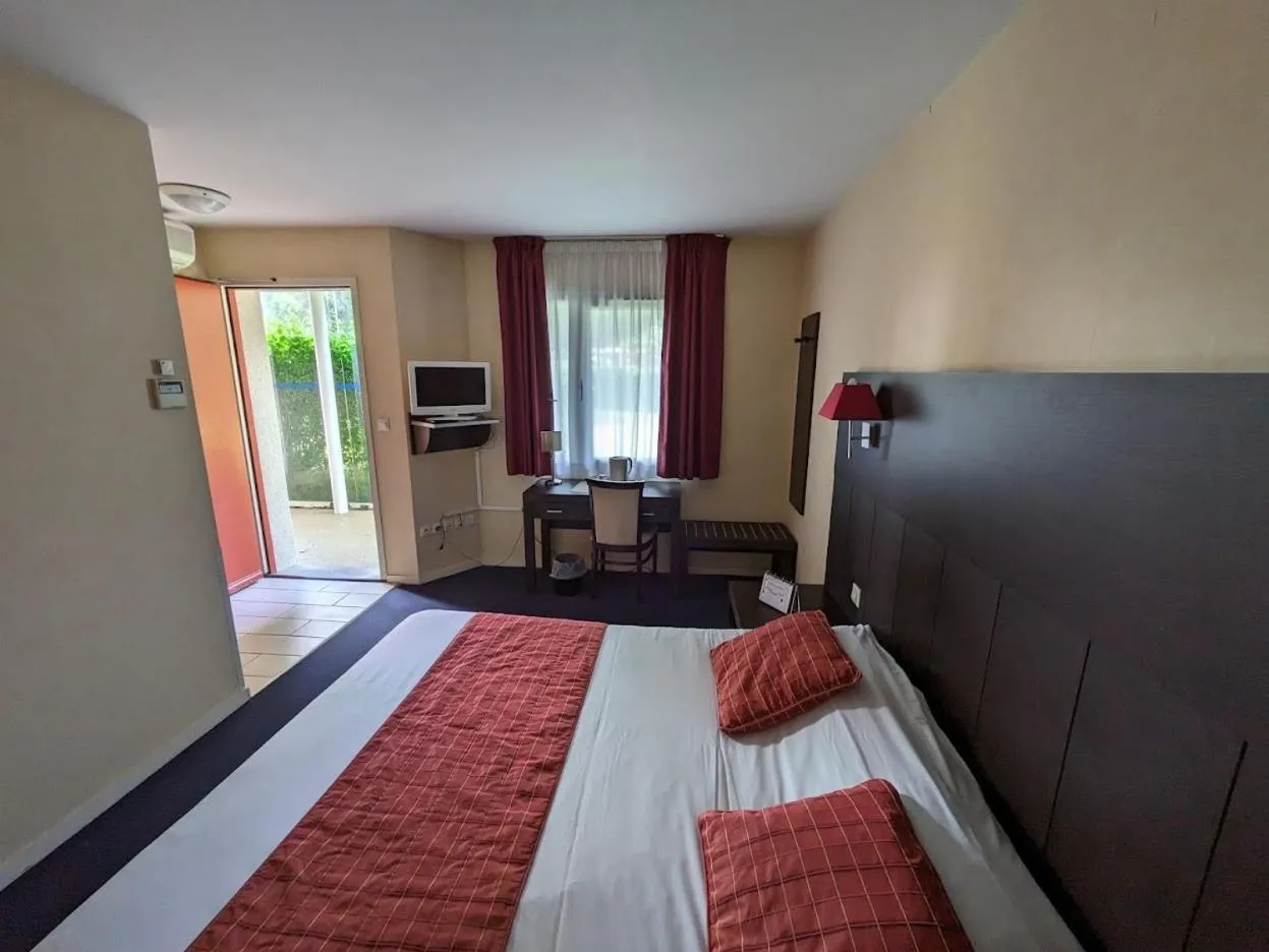 Bedroom, Bed in Hotel L'Océane Angers Parc Expo