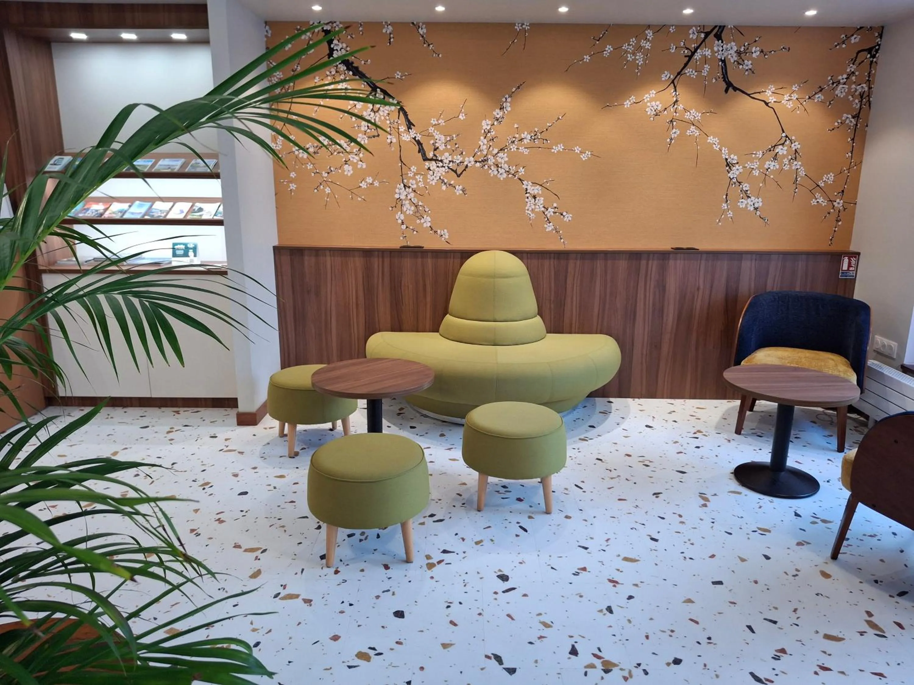 Lobby or reception in Logis REX HOTEL Lorient