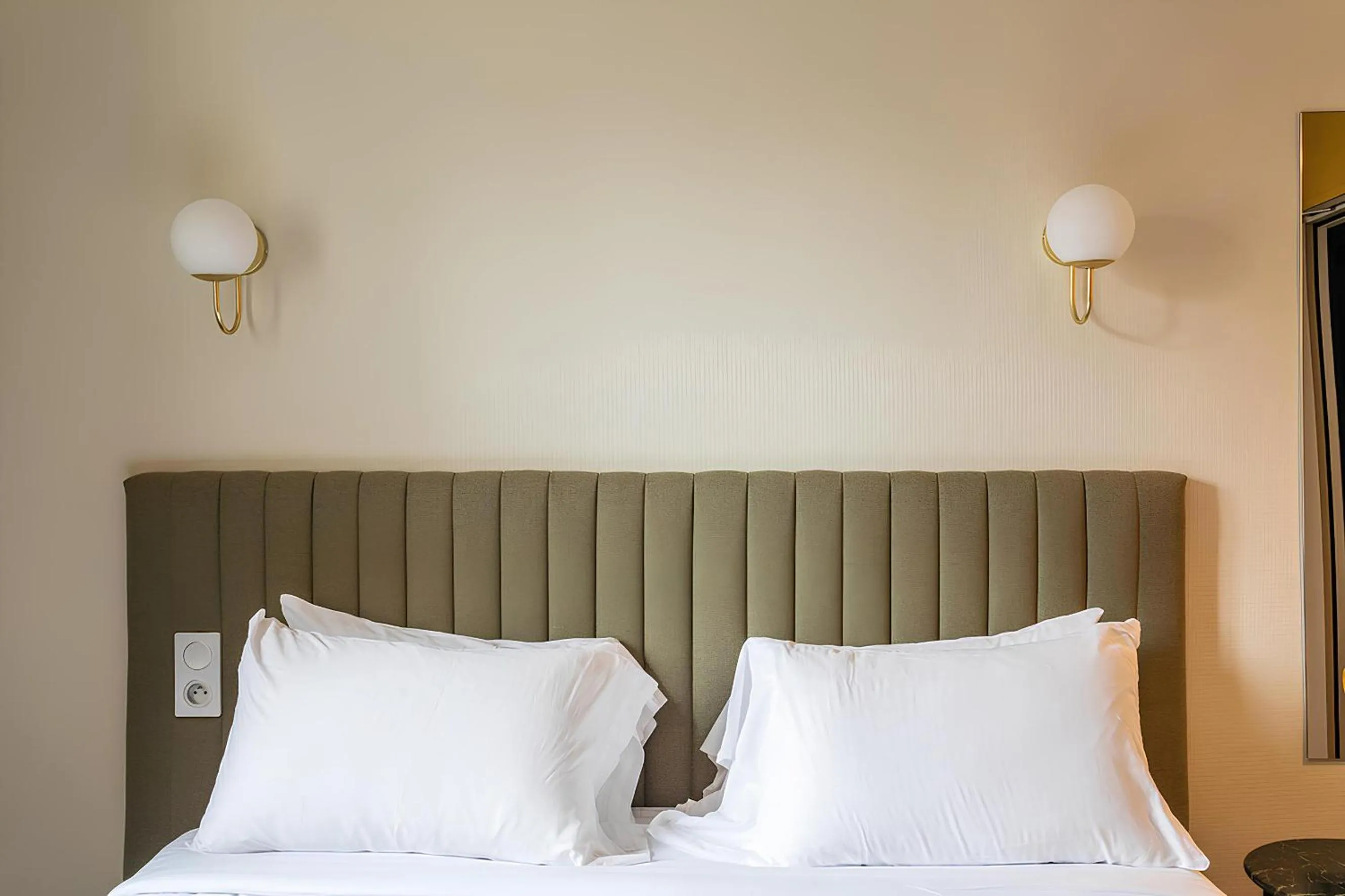 Bed in Grand Hotel de la Gare, Angers